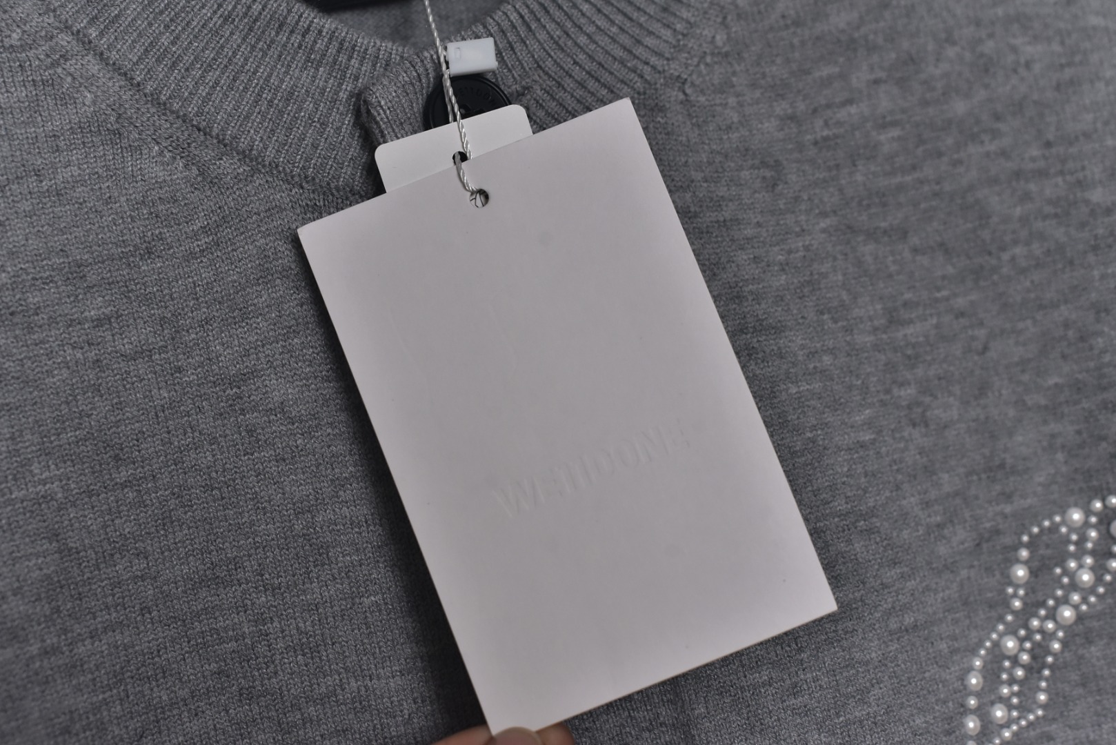 图片[6]-#We11done 25Fw 珍珠W标识开衫外套 金智羽同款穿搭，轻松get简约慵懒的时尚风格，展现低调精致的日常气质，经典的品牌标识点缀，彰显低调的品牌辨识度，面料采用重磅厚实纯棉纱线，针织采用进口全自动针织机，触感柔软，带来舒适的穿着体验，具有一定的挺括感和良好的垂坠感，不易起球，耐穿且易于打理，精选仿珍珠字母点缀，温润光泽，为简约设计增添精致感，提升单品质感，定制辅料水洗标，男女同款 尺码：S-L-选品中心