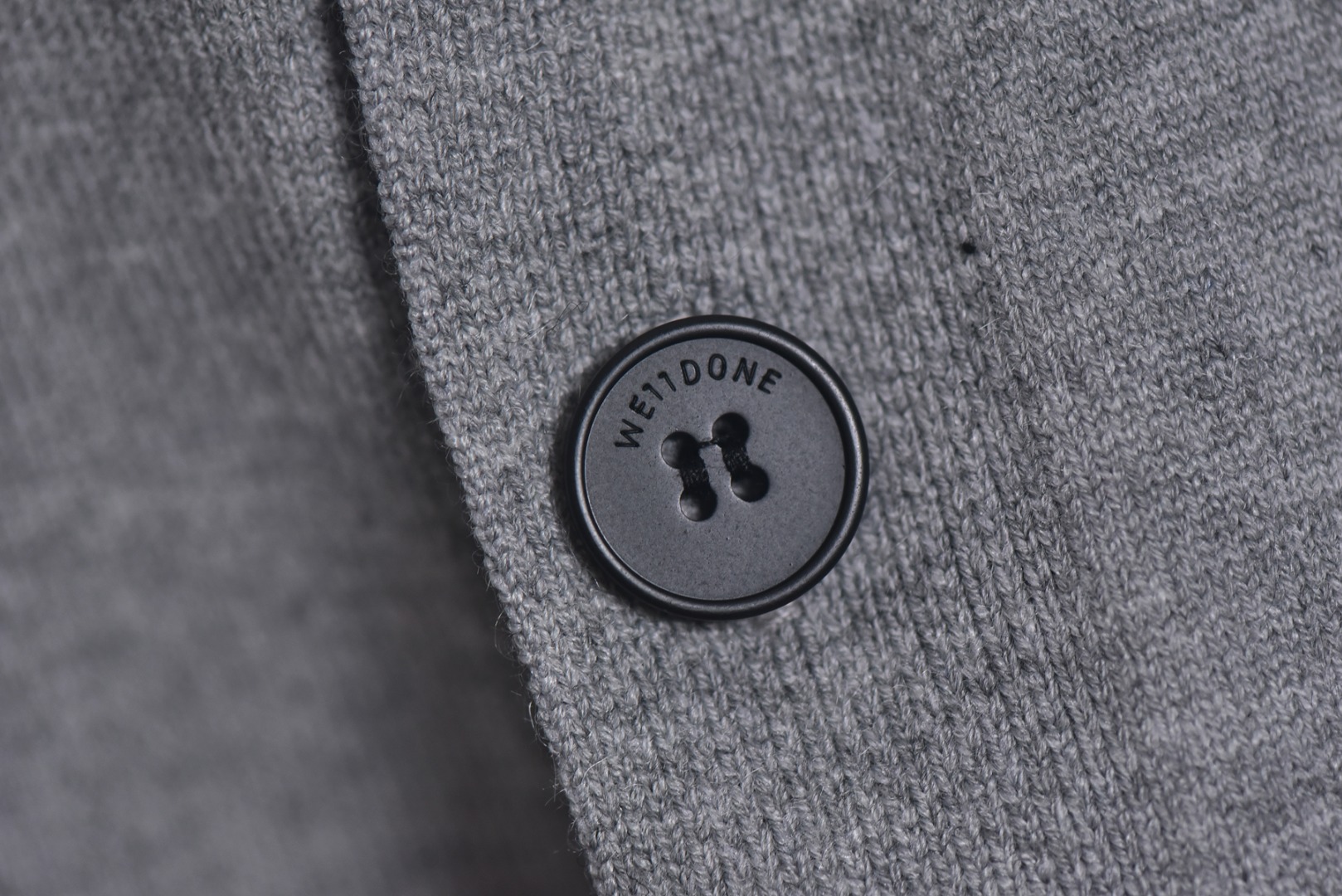 图片[3]-#We11done 25Fw 珍珠W标识开衫外套 金智羽同款穿搭，轻松get简约慵懒的时尚风格，展现低调精致的日常气质，经典的品牌标识点缀，彰显低调的品牌辨识度，面料采用重磅厚实纯棉纱线，针织采用进口全自动针织机，触感柔软，带来舒适的穿着体验，具有一定的挺括感和良好的垂坠感，不易起球，耐穿且易于打理，精选仿珍珠字母点缀，温润光泽，为简约设计增添精致感，提升单品质感，定制辅料水洗标，男女同款 尺码：S-L-选品中心