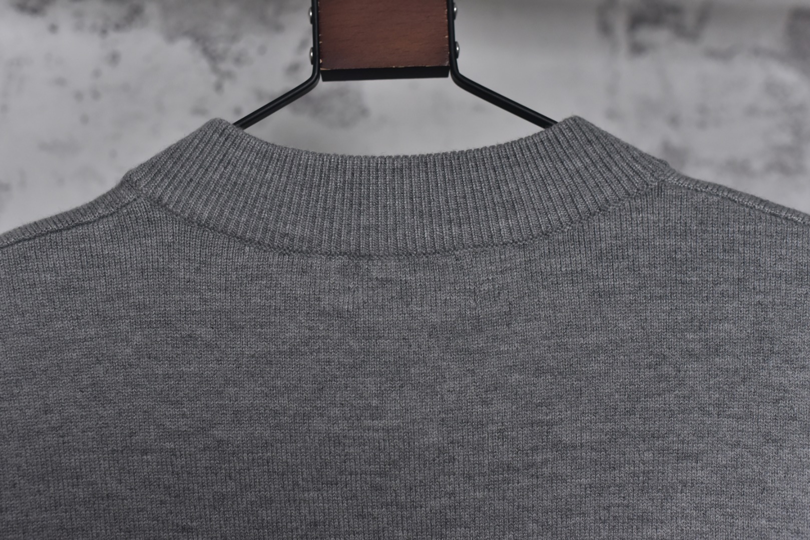 图片[9]-#We11done 25Fw 珍珠W标识开衫外套 金智羽同款穿搭，轻松get简约慵懒的时尚风格，展现低调精致的日常气质，经典的品牌标识点缀，彰显低调的品牌辨识度，面料采用重磅厚实纯棉纱线，针织采用进口全自动针织机，触感柔软，带来舒适的穿着体验，具有一定的挺括感和良好的垂坠感，不易起球，耐穿且易于打理，精选仿珍珠字母点缀，温润光泽，为简约设计增添精致感，提升单品质感，定制辅料水洗标，男女同款 尺码：S-L-选品中心