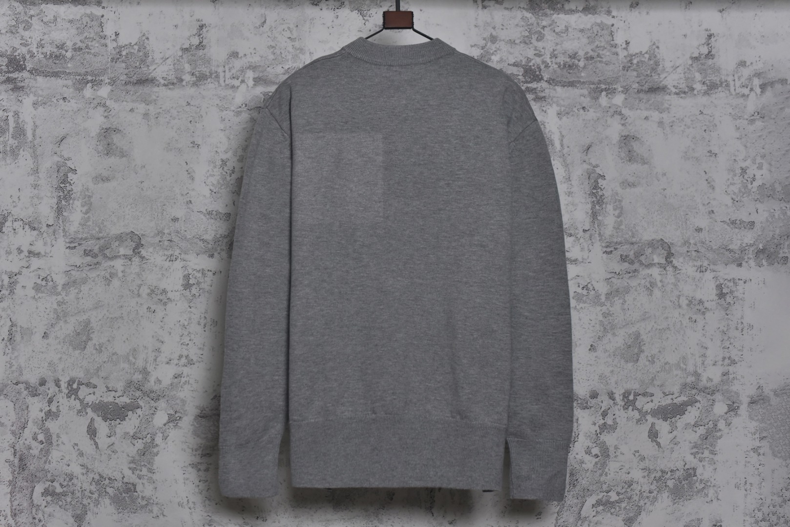 图片[2]-#We11done 25Fw 珍珠W标识开衫外套 金智羽同款穿搭，轻松get简约慵懒的时尚风格，展现低调精致的日常气质，经典的品牌标识点缀，彰显低调的品牌辨识度，面料采用重磅厚实纯棉纱线，针织采用进口全自动针织机，触感柔软，带来舒适的穿着体验，具有一定的挺括感和良好的垂坠感，不易起球，耐穿且易于打理，精选仿珍珠字母点缀，温润光泽，为简约设计增添精致感，提升单品质感，定制辅料水洗标，男女同款 尺码：S-L-选品中心