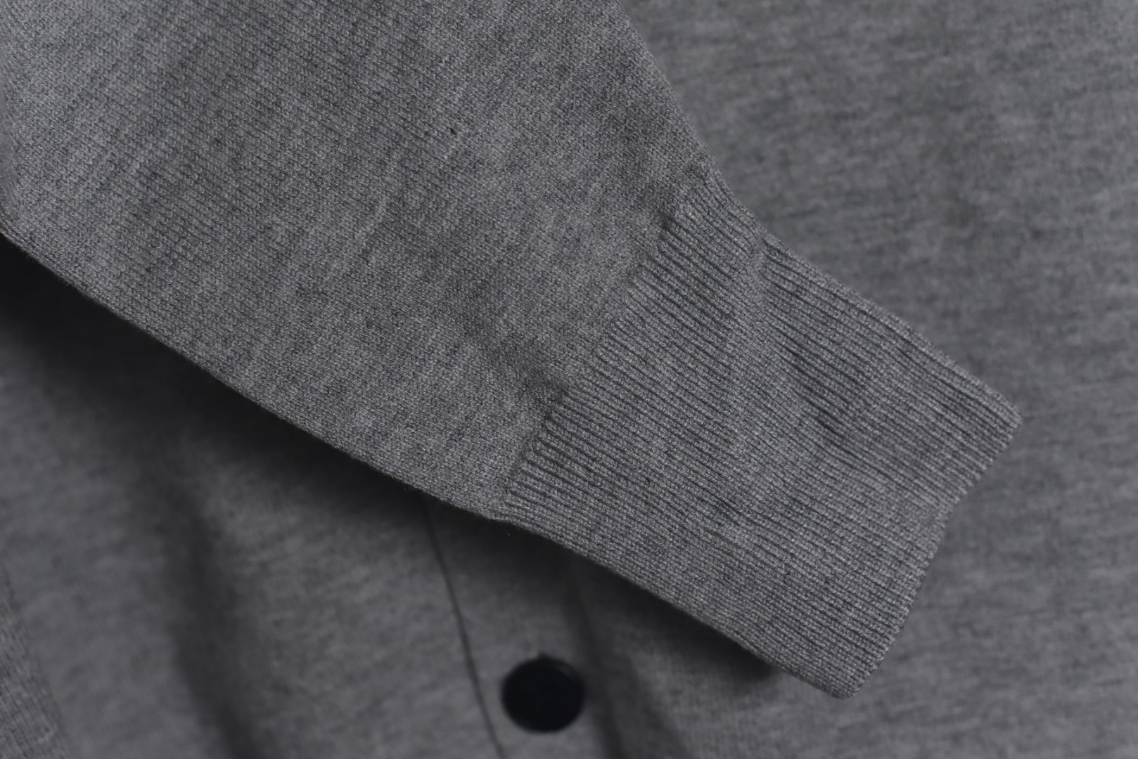 图片[8]-#We11done 25Fw 珍珠W标识开衫外套 金智羽同款穿搭，轻松get简约慵懒的时尚风格，展现低调精致的日常气质，经典的品牌标识点缀，彰显低调的品牌辨识度，面料采用重磅厚实纯棉纱线，针织采用进口全自动针织机，触感柔软，带来舒适的穿着体验，具有一定的挺括感和良好的垂坠感，不易起球，耐穿且易于打理，精选仿珍珠字母点缀，温润光泽，为简约设计增添精致感，提升单品质感，定制辅料水洗标，男女同款 尺码：S-L-选品中心