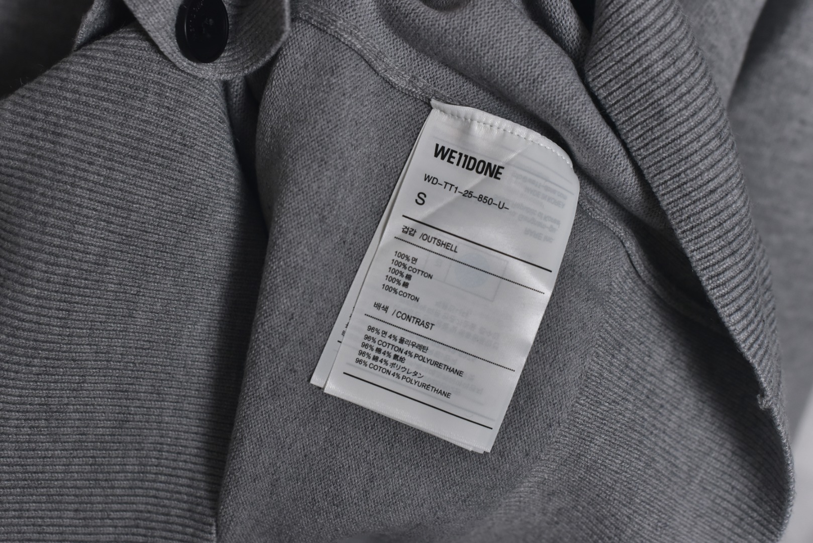 图片[7]-#We11done 25Fw 珍珠W标识开衫外套 金智羽同款穿搭，轻松get简约慵懒的时尚风格，展现低调精致的日常气质，经典的品牌标识点缀，彰显低调的品牌辨识度，面料采用重磅厚实纯棉纱线，针织采用进口全自动针织机，触感柔软，带来舒适的穿着体验，具有一定的挺括感和良好的垂坠感，不易起球，耐穿且易于打理，精选仿珍珠字母点缀，温润光泽，为简约设计增添精致感，提升单品质感，定制辅料水洗标，男女同款 尺码：S-L-选品中心