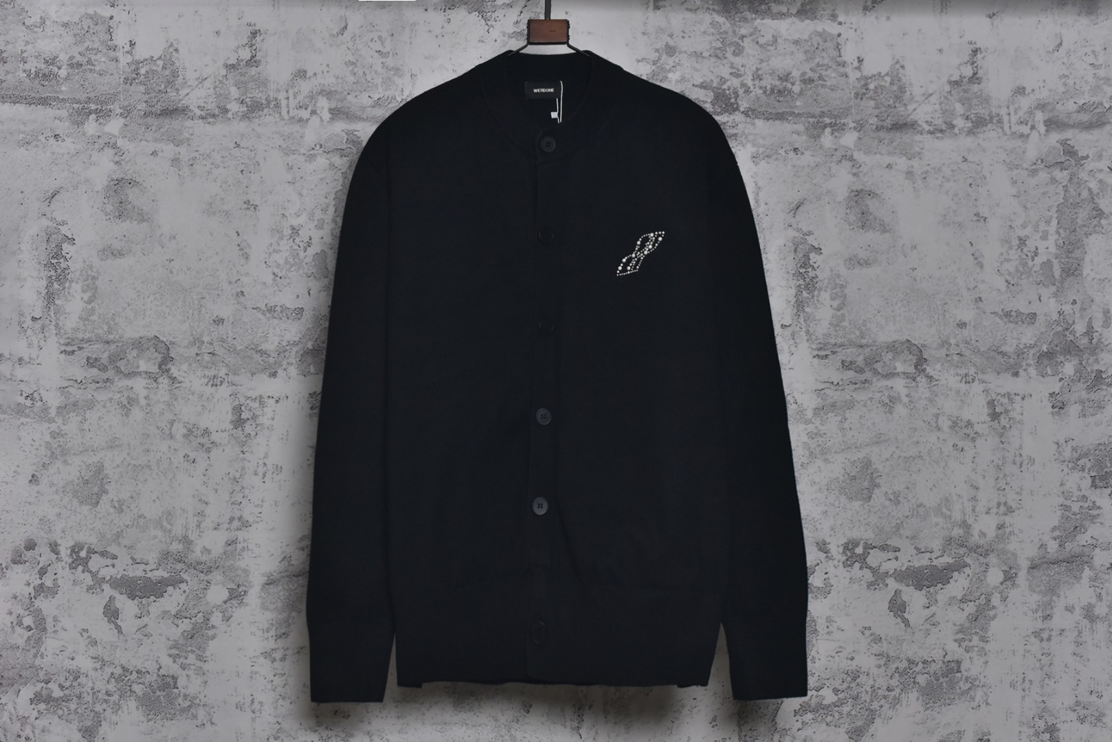 #We11done 25Fw 珍珠W标识开衫外套 金智羽同款穿搭，轻松get简约慵懒的时尚风格，展现低调精致的日常气质，经典的品牌标识点缀，彰显低调的品牌辨识度，面料采用重磅厚实纯棉纱线，针织采用进口全自动针织机，触感柔软，带来舒适的穿着体验，具有一定的挺括感和良好的垂坠感，不易起球，耐穿且易于打理，精选仿珍珠字母点缀，温润光泽，为简约设计增添精致感，提升单品质感，定制辅料水洗标，男女同款 尺码：S-L-选品中心