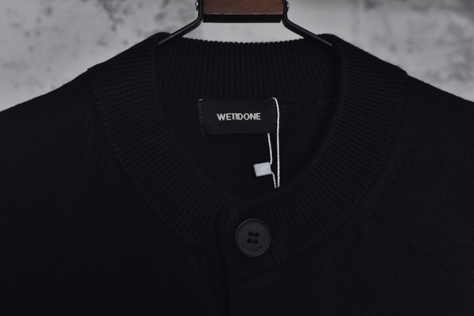 图片[5]-#We11done 25Fw 珍珠W标识开衫外套 金智羽同款穿搭，轻松get简约慵懒的时尚风格，展现低调精致的日常气质，经典的品牌标识点缀，彰显低调的品牌辨识度，面料采用重磅厚实纯棉纱线，针织采用进口全自动针织机，触感柔软，带来舒适的穿着体验，具有一定的挺括感和良好的垂坠感，不易起球，耐穿且易于打理，精选仿珍珠字母点缀，温润光泽，为简约设计增添精致感，提升单品质感，定制辅料水洗标，男女同款 尺码：S-L-选品中心