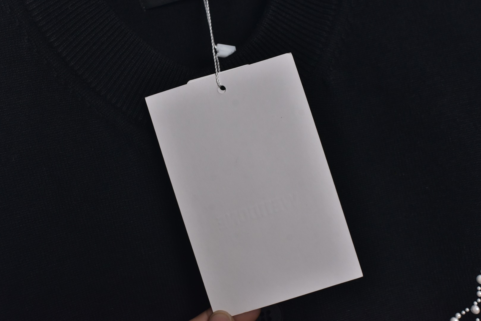 图片[6]-#We11done 25Fw 珍珠W标识开衫外套 金智羽同款穿搭，轻松get简约慵懒的时尚风格，展现低调精致的日常气质，经典的品牌标识点缀，彰显低调的品牌辨识度，面料采用重磅厚实纯棉纱线，针织采用进口全自动针织机，触感柔软，带来舒适的穿着体验，具有一定的挺括感和良好的垂坠感，不易起球，耐穿且易于打理，精选仿珍珠字母点缀，温润光泽，为简约设计增添精致感，提升单品质感，定制辅料水洗标，男女同款 尺码：S-L-选品中心