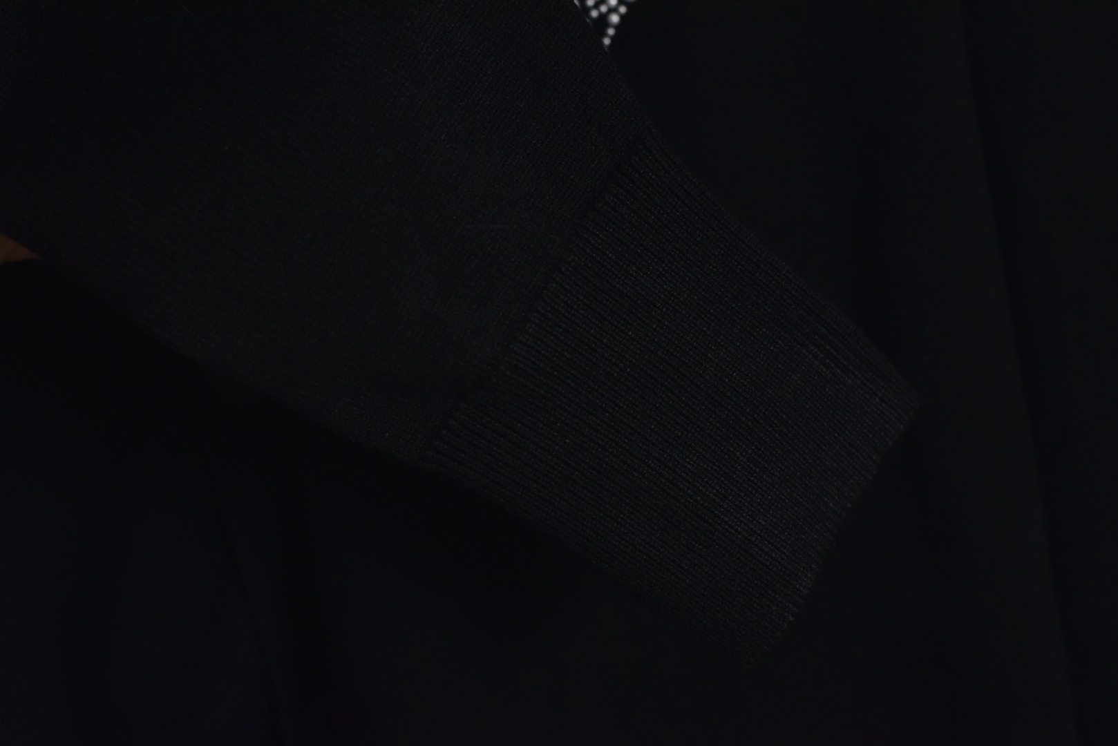 图片[7]-#We11done 25Fw 珍珠W标识开衫外套 金智羽同款穿搭，轻松get简约慵懒的时尚风格，展现低调精致的日常气质，经典的品牌标识点缀，彰显低调的品牌辨识度，面料采用重磅厚实纯棉纱线，针织采用进口全自动针织机，触感柔软，带来舒适的穿着体验，具有一定的挺括感和良好的垂坠感，不易起球，耐穿且易于打理，精选仿珍珠字母点缀，温润光泽，为简约设计增添精致感，提升单品质感，定制辅料水洗标，男女同款 尺码：S-L-选品中心