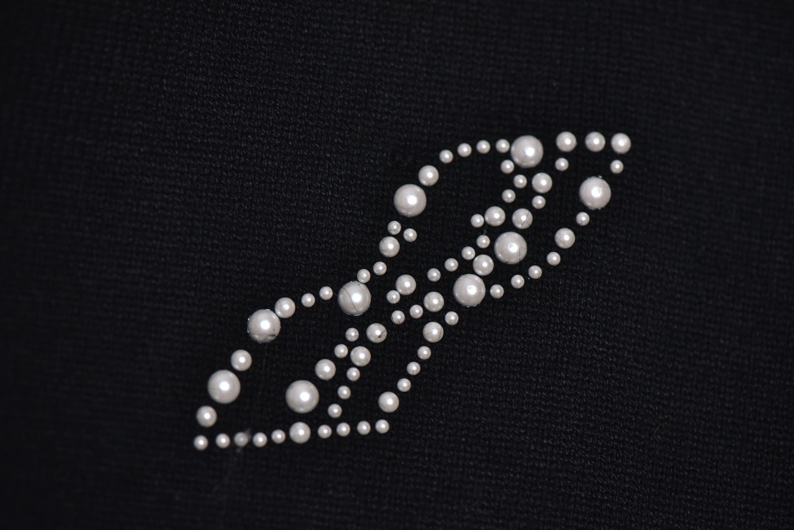 图片[4]-#We11done 25Fw 珍珠W标识开衫外套 金智羽同款穿搭，轻松get简约慵懒的时尚风格，展现低调精致的日常气质，经典的品牌标识点缀，彰显低调的品牌辨识度，面料采用重磅厚实纯棉纱线，针织采用进口全自动针织机，触感柔软，带来舒适的穿着体验，具有一定的挺括感和良好的垂坠感，不易起球，耐穿且易于打理，精选仿珍珠字母点缀，温润光泽，为简约设计增添精致感，提升单品质感，定制辅料水洗标，男女同款 尺码：S-L-选品中心