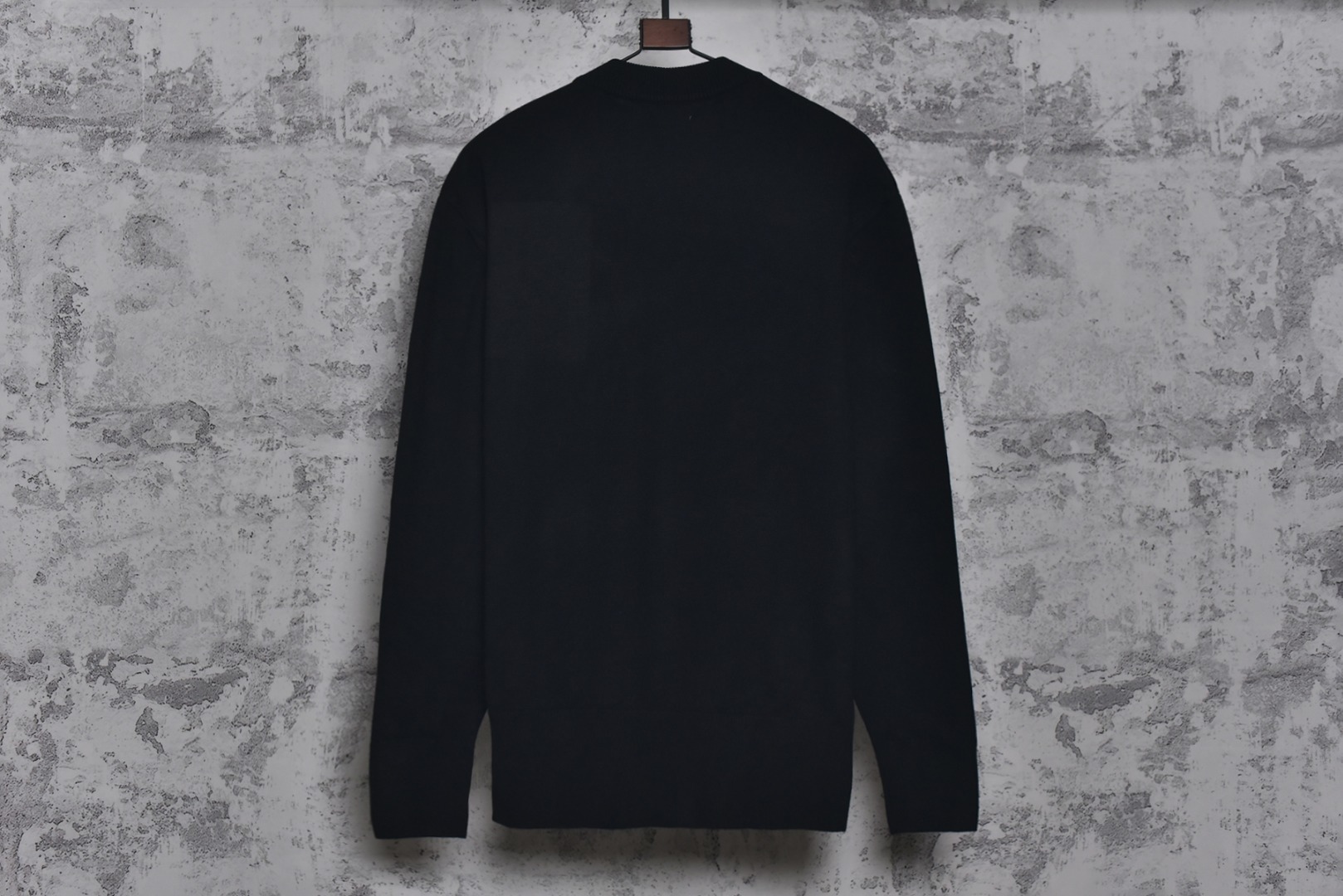 图片[2]-#We11done 25Fw 珍珠W标识开衫外套 金智羽同款穿搭，轻松get简约慵懒的时尚风格，展现低调精致的日常气质，经典的品牌标识点缀，彰显低调的品牌辨识度，面料采用重磅厚实纯棉纱线，针织采用进口全自动针织机，触感柔软，带来舒适的穿着体验，具有一定的挺括感和良好的垂坠感，不易起球，耐穿且易于打理，精选仿珍珠字母点缀，温润光泽，为简约设计增添精致感，提升单品质感，定制辅料水洗标，男女同款 尺码：S-L-选品中心