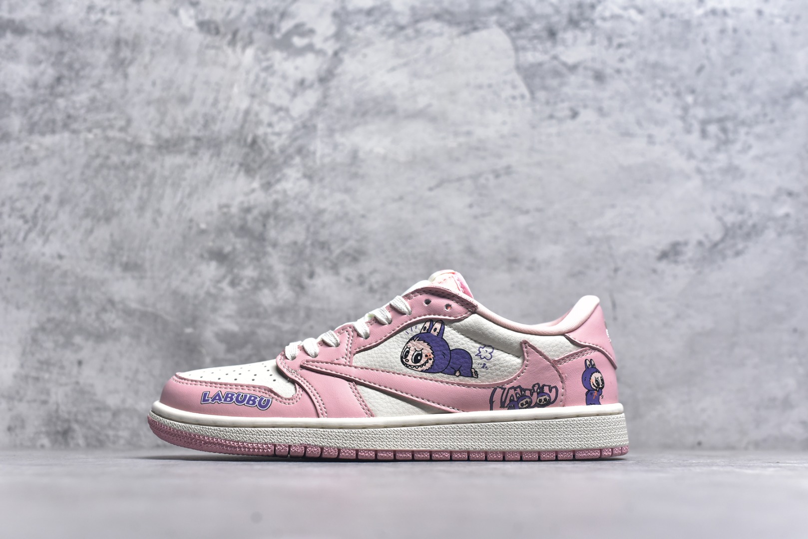 #海外爆款限量发售！ Travis Scott x Jordan 1 Low “Labubu拉布布联名” 高端定制 乔丹倒勾低帮休闲板鞋 大厂纯原品质出货 纯正版型 定制鞋盒 皮料切割干净无任何毛边 细节完美 超高清洁度 货号：DD7866-114 尺码：36 36.5 37.5 38 38.5 39 40 40.5 41 42 42.5 43 44 44.5 45-选品中心