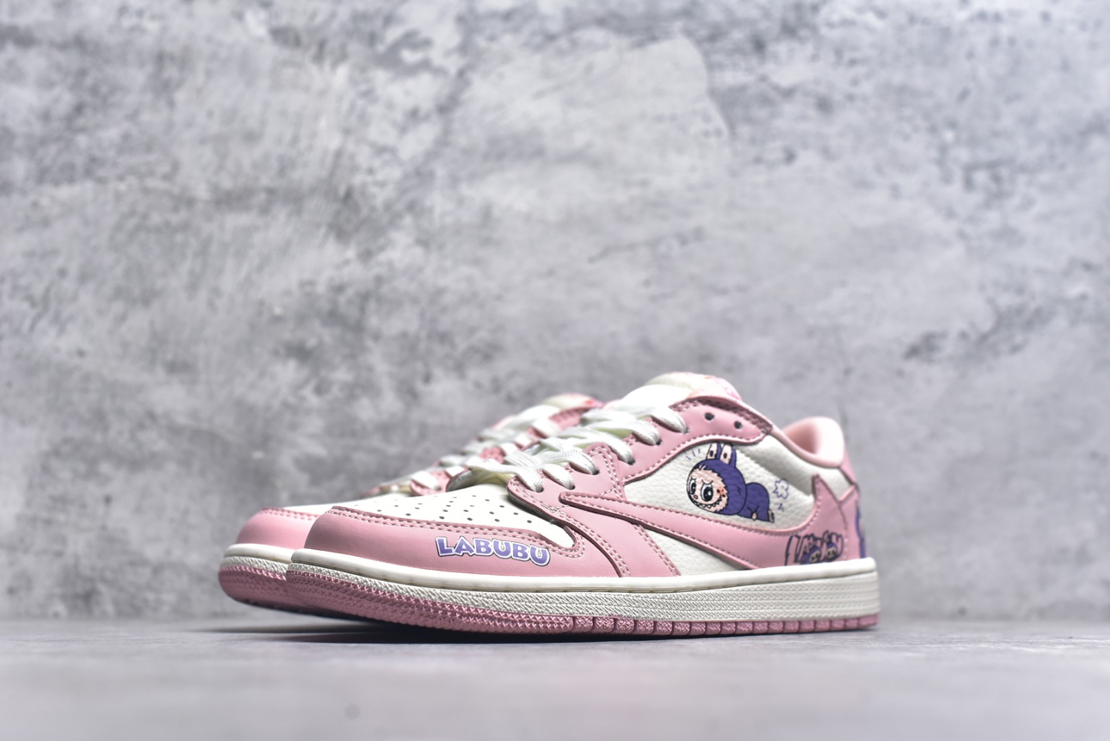 图片[2]-#海外爆款限量发售！ Travis Scott x Jordan 1 Low “Labubu拉布布联名” 高端定制 乔丹倒勾低帮休闲板鞋 大厂纯原品质出货 纯正版型 定制鞋盒 皮料切割干净无任何毛边 细节完美 超高清洁度 货号：DD7866-114 尺码：36 36.5 37.5 38 38.5 39 40 40.5 41 42 42.5 43 44 44.5 45-选品中心