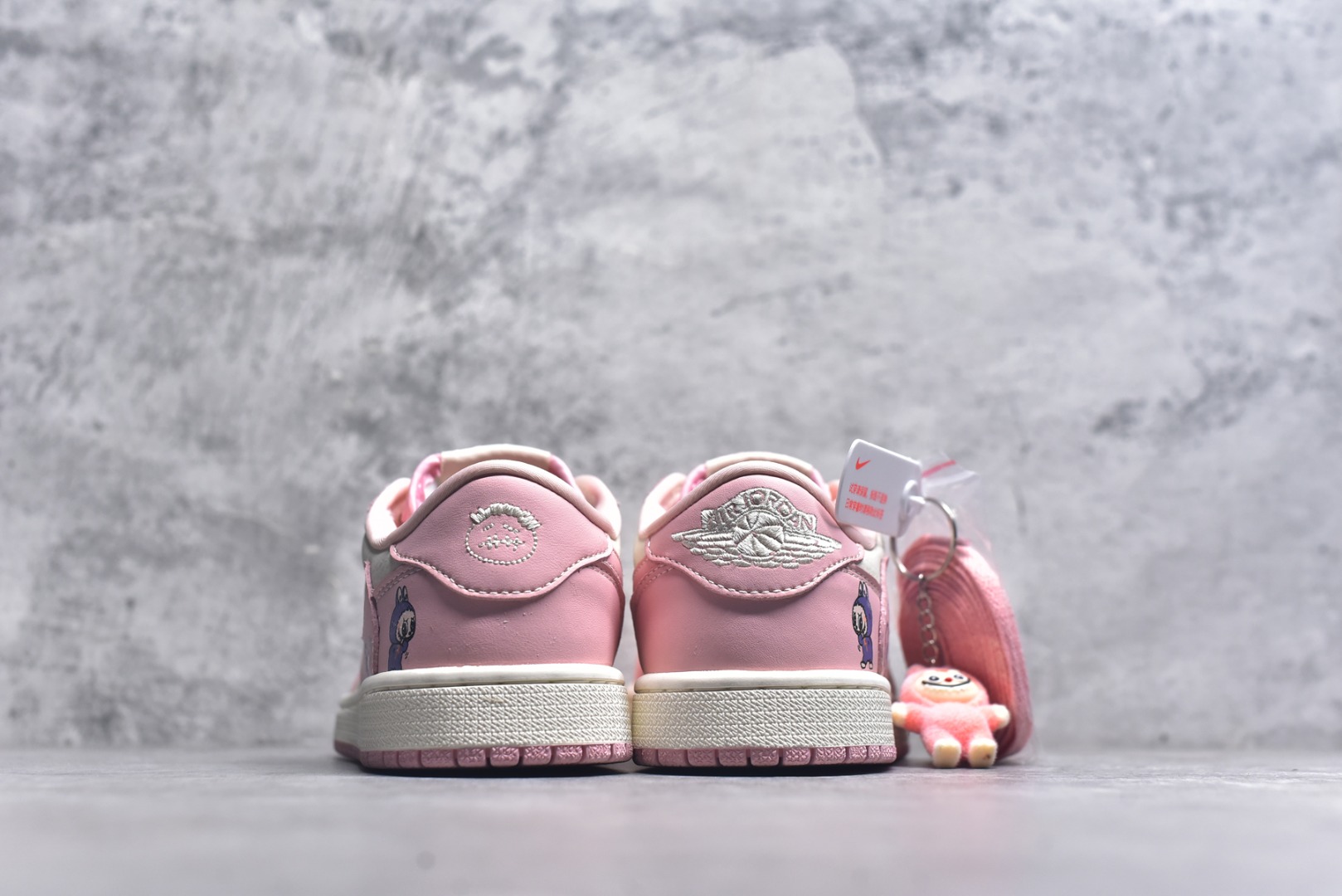 图片[5]-#海外爆款限量发售！ Travis Scott x Jordan 1 Low “Labubu拉布布联名” 高端定制 乔丹倒勾低帮休闲板鞋 大厂纯原品质出货 纯正版型 定制鞋盒 皮料切割干净无任何毛边 细节完美 超高清洁度 货号：DD7866-114 尺码：36 36.5 37.5 38 38.5 39 40 40.5 41 42 42.5 43 44 44.5 45-选品中心