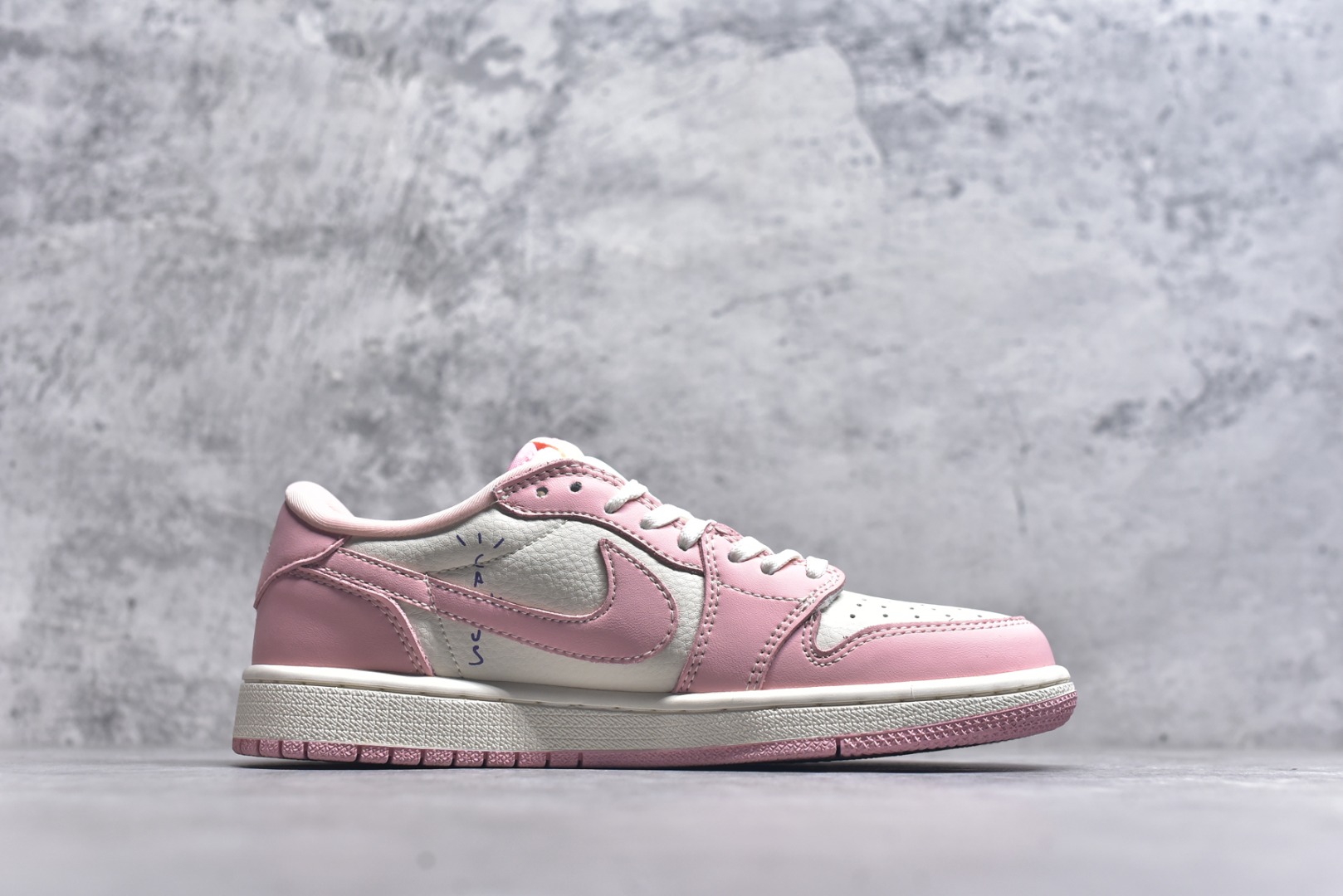 图片[3]-#海外爆款限量发售！ Travis Scott x Jordan 1 Low “Labubu拉布布联名” 高端定制 乔丹倒勾低帮休闲板鞋 大厂纯原品质出货 纯正版型 定制鞋盒 皮料切割干净无任何毛边 细节完美 超高清洁度 货号：DD7866-114 尺码：36 36.5 37.5 38 38.5 39 40 40.5 41 42 42.5 43 44 44.5 45-选品中心