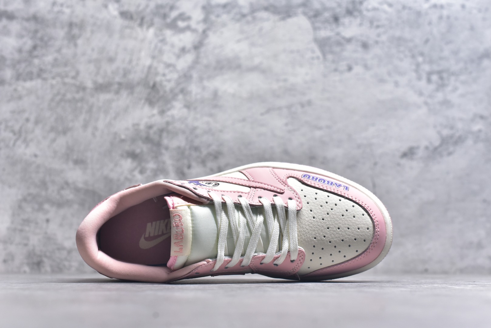 图片[4]-#海外爆款限量发售！ Travis Scott x Jordan 1 Low “Labubu拉布布联名” 高端定制 乔丹倒勾低帮休闲板鞋 大厂纯原品质出货 纯正版型 定制鞋盒 皮料切割干净无任何毛边 细节完美 超高清洁度 货号：DD7866-114 尺码：36 36.5 37.5 38 38.5 39 40 40.5 41 42 42.5 43 44 44.5 45-选品中心