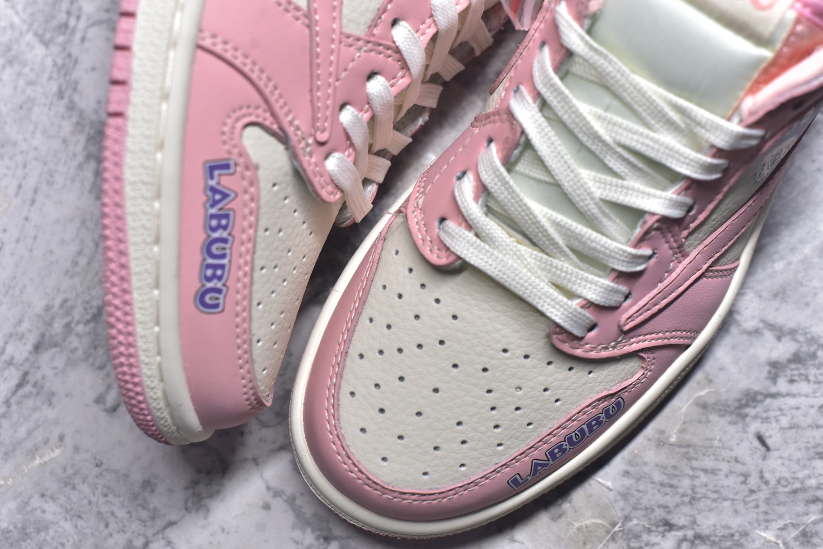 图片[8]-#海外爆款限量发售！ Travis Scott x Jordan 1 Low “Labubu拉布布联名” 高端定制 乔丹倒勾低帮休闲板鞋 大厂纯原品质出货 纯正版型 定制鞋盒 皮料切割干净无任何毛边 细节完美 超高清洁度 货号：DD7866-114 尺码：36 36.5 37.5 38 38.5 39 40 40.5 41 42 42.5 43 44 44.5 45-选品中心