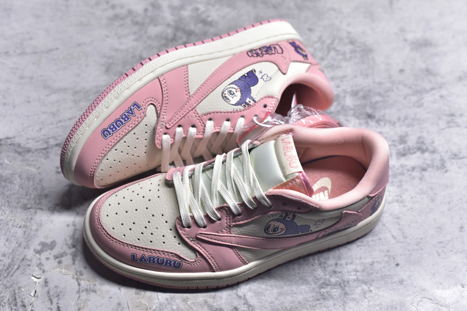 图片[7]-#海外爆款限量发售！ Travis Scott x Jordan 1 Low “Labubu拉布布联名” 高端定制 乔丹倒勾低帮休闲板鞋 大厂纯原品质出货 纯正版型 定制鞋盒 皮料切割干净无任何毛边 细节完美 超高清洁度 货号：DD7866-114 尺码：36 36.5 37.5 38 38.5 39 40 40.5 41 42 42.5 43 44 44.5 45-选品中心