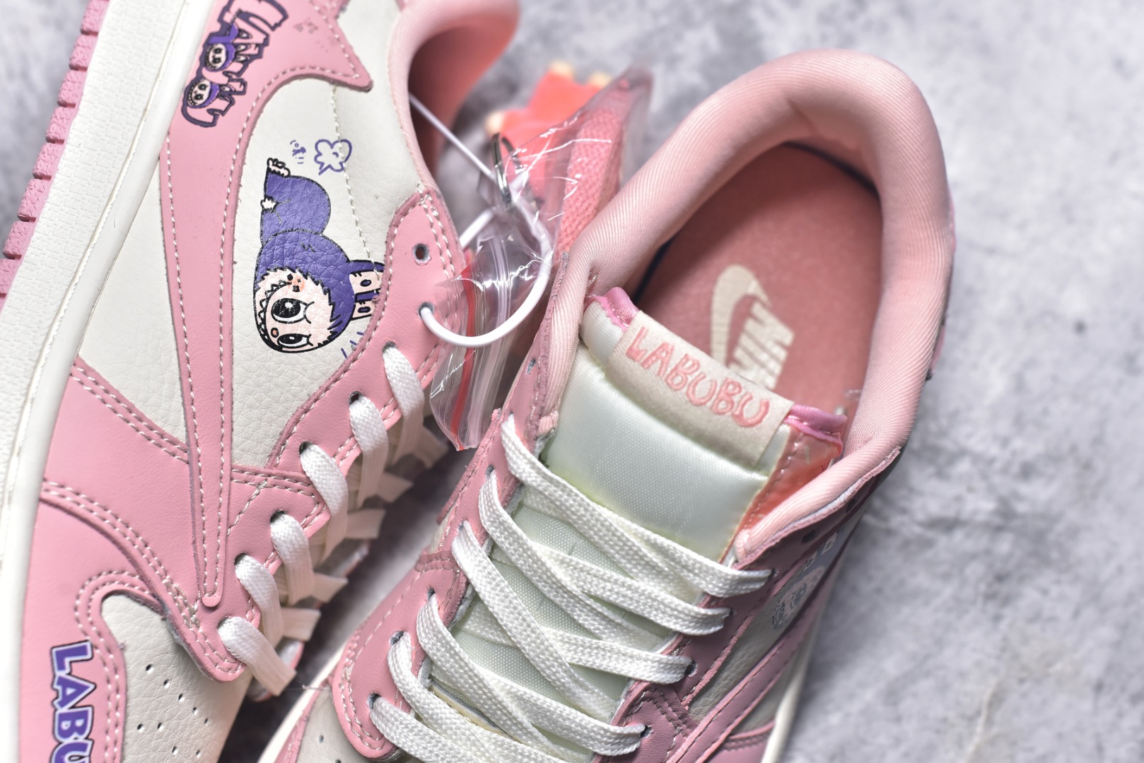 图片[9]-#海外爆款限量发售！ Travis Scott x Jordan 1 Low “Labubu拉布布联名” 高端定制 乔丹倒勾低帮休闲板鞋 大厂纯原品质出货 纯正版型 定制鞋盒 皮料切割干净无任何毛边 细节完美 超高清洁度 货号：DD7866-114 尺码：36 36.5 37.5 38 38.5 39 40 40.5 41 42 42.5 43 44 44.5 45-选品中心