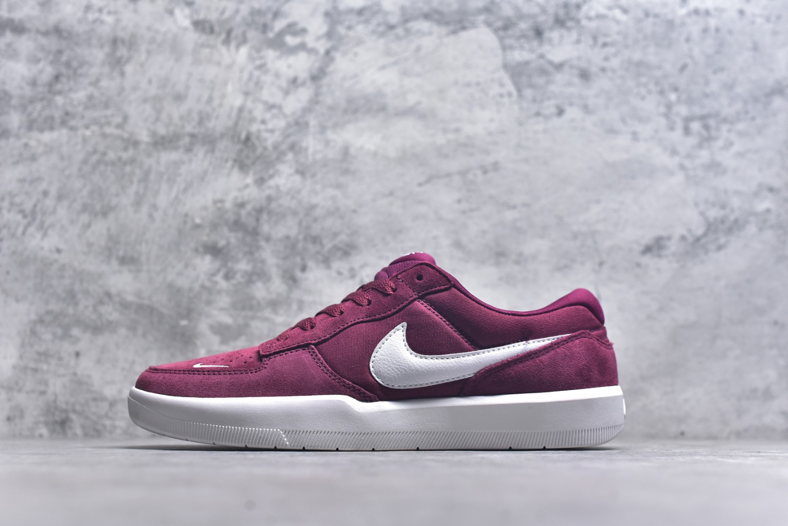 #NK SB Force 58 空军58系列低帮休闲运动滑板板鞋 DV5477-108 鞋面由帆布和麂皮拼接 层次感丰富 搭配硫化外底 耐磨耐穿 鞋舌及中底后跟处饰有SB Logo 表明鞋款身份 采用包边设计 经久耐穿 硫化结构则有效提升灵活性 穿上这款全新推出的创意力作 助你耀动街头 尺码：36 36.5 37.5 38 38.5 39 40 40.5 41 42 42.5 43 44 45-选品中心