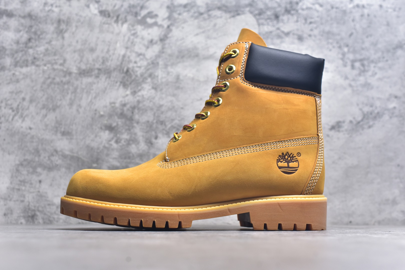 #广东中山版添柏岚 Timberland 踢不烂/经典款黄色高帮 【女款六孔 型号10361 男款七孔 型号10061】 广东珠海代工厂生产 某宝香港代购统一渠道发货订单 某物一致品质 原单正品工艺解析 进口防水磨砂牛皮 紫光Logo防伪标识 精准电脑车线 四线并齐工艺 一万次横折动态防水 一体成型注塑工艺（区别冷粘一体成型版本）橡胶防滑大底耐造耐磨 全真牛皮领口内里鞋垫 配备抗疲劳减震蜂窝鞋垫 舒适性极高 平常生活实用性极高 经典简单易搭配 全套装柜包装配件 尺码：35.5 36 37 37.5 38 38.5 39 （女鞋号码段)39.5 40 41 41.5 42 43 43.5 44 45 (男鞋尺码段) 皮鞋码-选品中心
