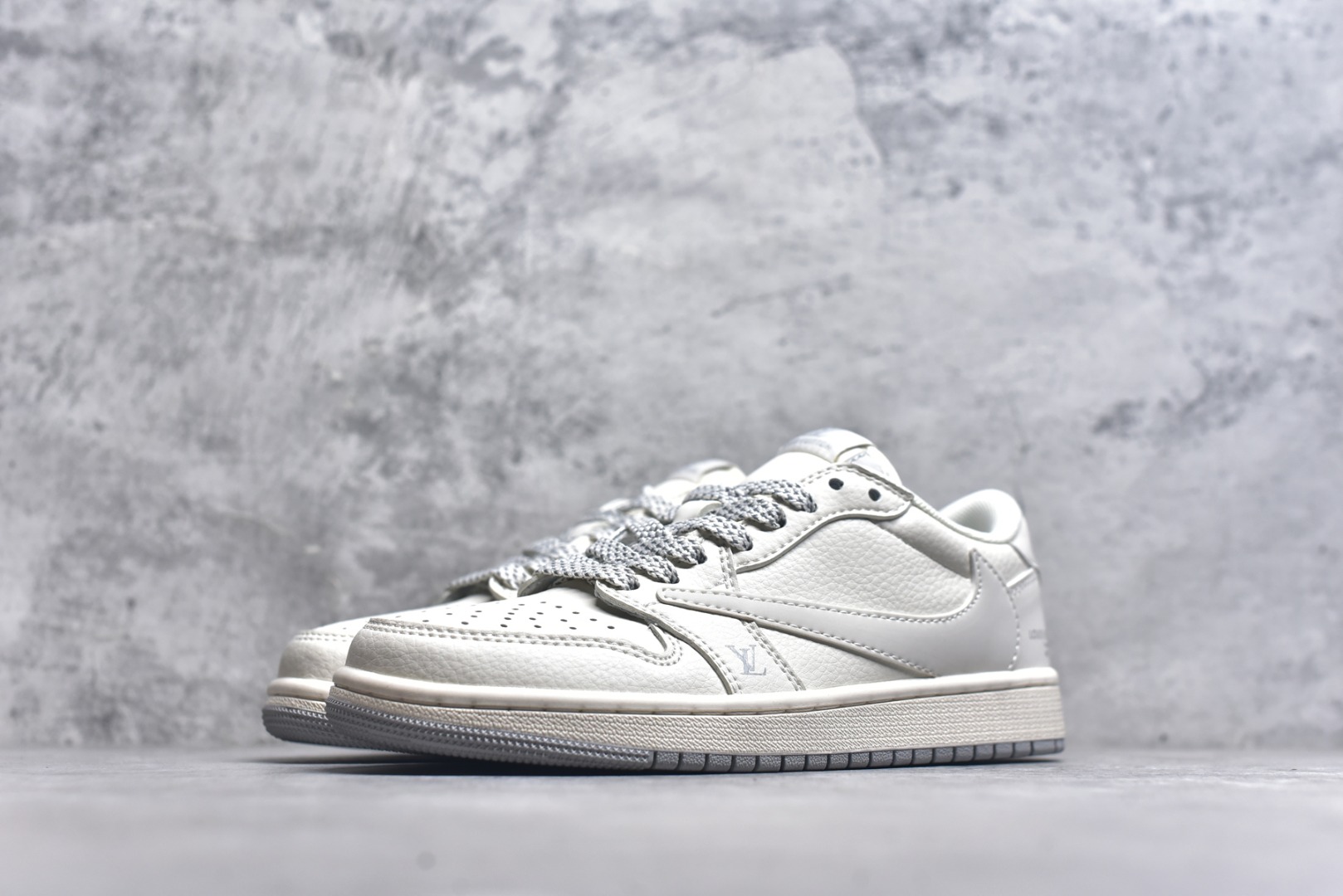 图片[2]-#Travis Scott x Fragment Design x Air Jordan 1 Low OG SP AJ1 乔1 LV联名-米灰底 低帮文化休闲板鞋 XZ1268-002 #多方联名合作融合了Travis Scott 独特的音乐风格，藤原浩个性的设计风格以及Jordan品牌的经典元素 使其成为一双具有独特身份和价值的鞋子 清新而立体的外观加上联名标识更突出了其独特身份 这种配色方案显示出活力和时尚感 在视觉上引人注目 鞋身的质感和细腻的细节处理使其显得高端而格调十足 这款“倒钩”联名是设计与创意完美结合 融合多方的个性风格是一款备受瞩目的潮流鞋款 低帮休闲板鞋 定制鞋盒 大厂纯原品质出货 超高清洁度 皮料切割干净无任何毛边 细节完美 尺码：36 36.5 37.5 38 38.5 39 40 40.5 41 42 42.5 43 44 44.5 45 9.E5-选品中心