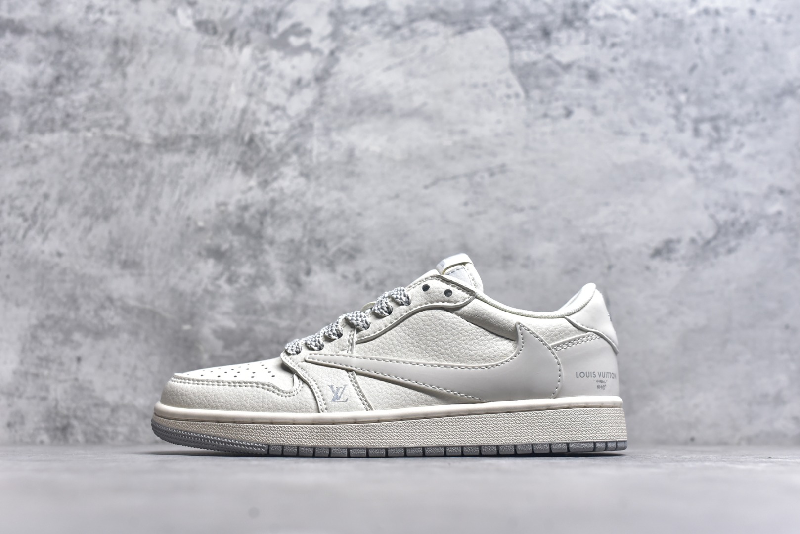 #Travis Scott x Fragment Design x Air Jordan 1 Low OG SP AJ1 乔1 LV联名-米灰底 低帮文化休闲板鞋 XZ1268-002 #多方联名合作融合了Travis Scott 独特的音乐风格，藤原浩个性的设计风格以及Jordan品牌的经典元素 使其成为一双具有独特身份和价值的鞋子 清新而立体的外观加上联名标识更突出了其独特身份 这种配色方案显示出活力和时尚感 在视觉上引人注目 鞋身的质感和细腻的细节处理使其显得高端而格调十足 这款“倒钩”联名是设计与创意完美结合 融合多方的个性风格是一款备受瞩目的潮流鞋款 低帮休闲板鞋 定制鞋盒 大厂纯原品质出货 超高清洁度 皮料切割干净无任何毛边 细节完美 尺码：36 36.5 37.5 38 38.5 39 40 40.5 41 42 42.5 43 44 44.5 45 9.E5-选品中心