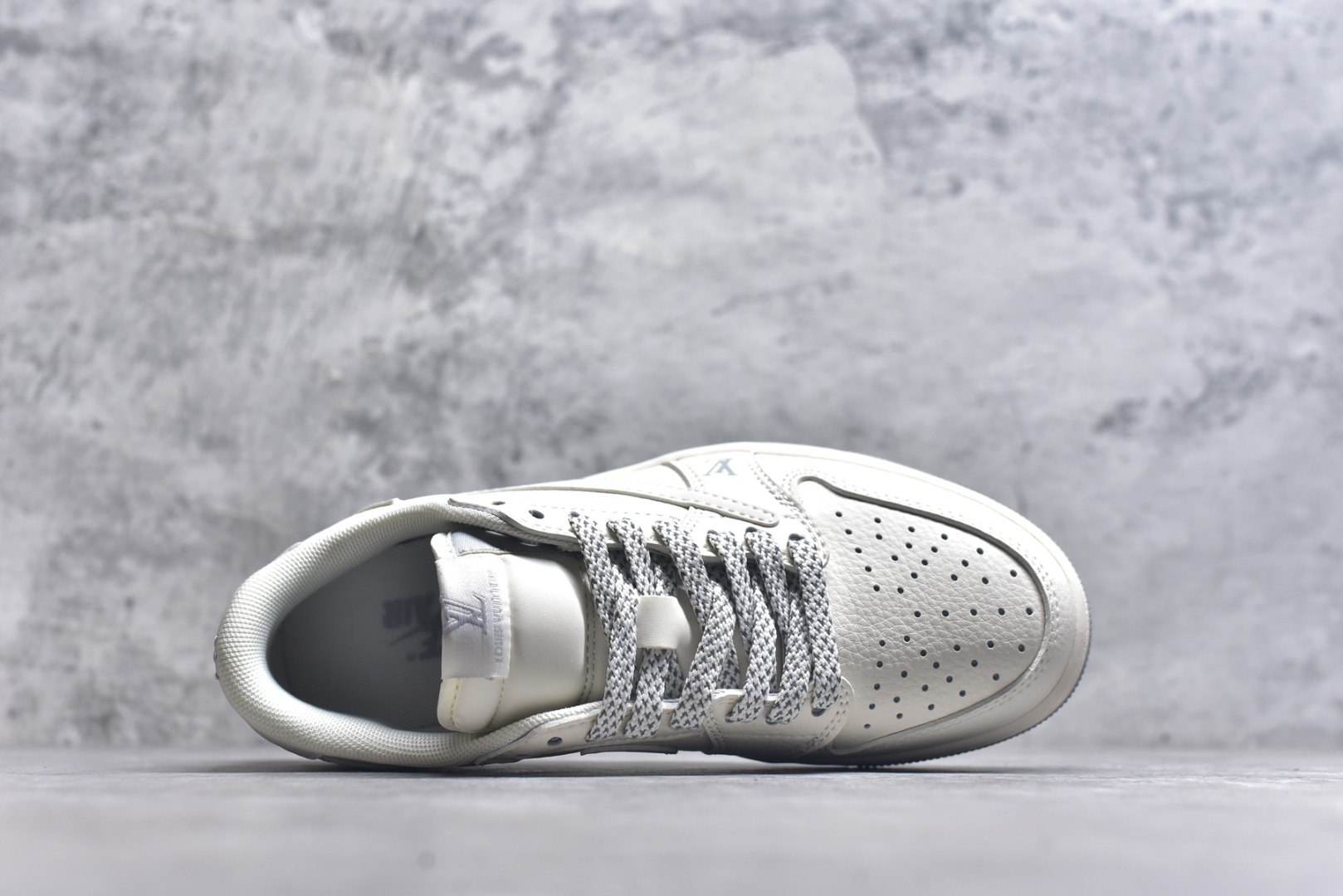 图片[4]-#Travis Scott x Fragment Design x Air Jordan 1 Low OG SP AJ1 乔1 LV联名-米灰底 低帮文化休闲板鞋 XZ1268-002 #多方联名合作融合了Travis Scott 独特的音乐风格，藤原浩个性的设计风格以及Jordan品牌的经典元素 使其成为一双具有独特身份和价值的鞋子 清新而立体的外观加上联名标识更突出了其独特身份 这种配色方案显示出活力和时尚感 在视觉上引人注目 鞋身的质感和细腻的细节处理使其显得高端而格调十足 这款“倒钩”联名是设计与创意完美结合 融合多方的个性风格是一款备受瞩目的潮流鞋款 低帮休闲板鞋 定制鞋盒 大厂纯原品质出货 超高清洁度 皮料切割干净无任何毛边 细节完美 尺码：36 36.5 37.5 38 38.5 39 40 40.5 41 42 42.5 43 44 44.5 45 9.E5-选品中心