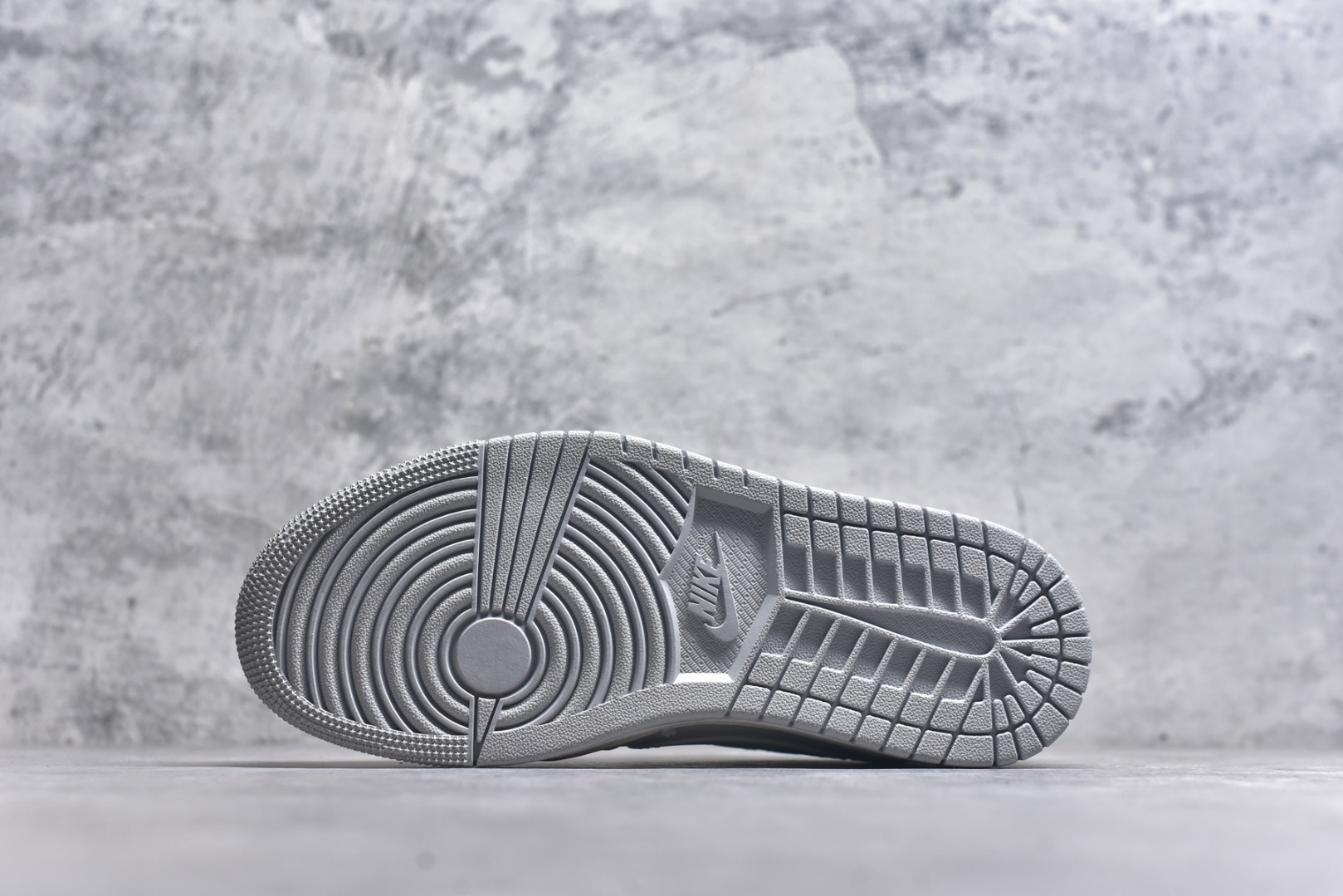 图片[6]-#Travis Scott x Fragment Design x Air Jordan 1 Low OG SP AJ1 乔1 LV联名-米灰底 低帮文化休闲板鞋 XZ1268-002 #多方联名合作融合了Travis Scott 独特的音乐风格，藤原浩个性的设计风格以及Jordan品牌的经典元素 使其成为一双具有独特身份和价值的鞋子 清新而立体的外观加上联名标识更突出了其独特身份 这种配色方案显示出活力和时尚感 在视觉上引人注目 鞋身的质感和细腻的细节处理使其显得高端而格调十足 这款“倒钩”联名是设计与创意完美结合 融合多方的个性风格是一款备受瞩目的潮流鞋款 低帮休闲板鞋 定制鞋盒 大厂纯原品质出货 超高清洁度 皮料切割干净无任何毛边 细节完美 尺码：36 36.5 37.5 38 38.5 39 40 40.5 41 42 42.5 43 44 44.5 45 9.E5-选品中心