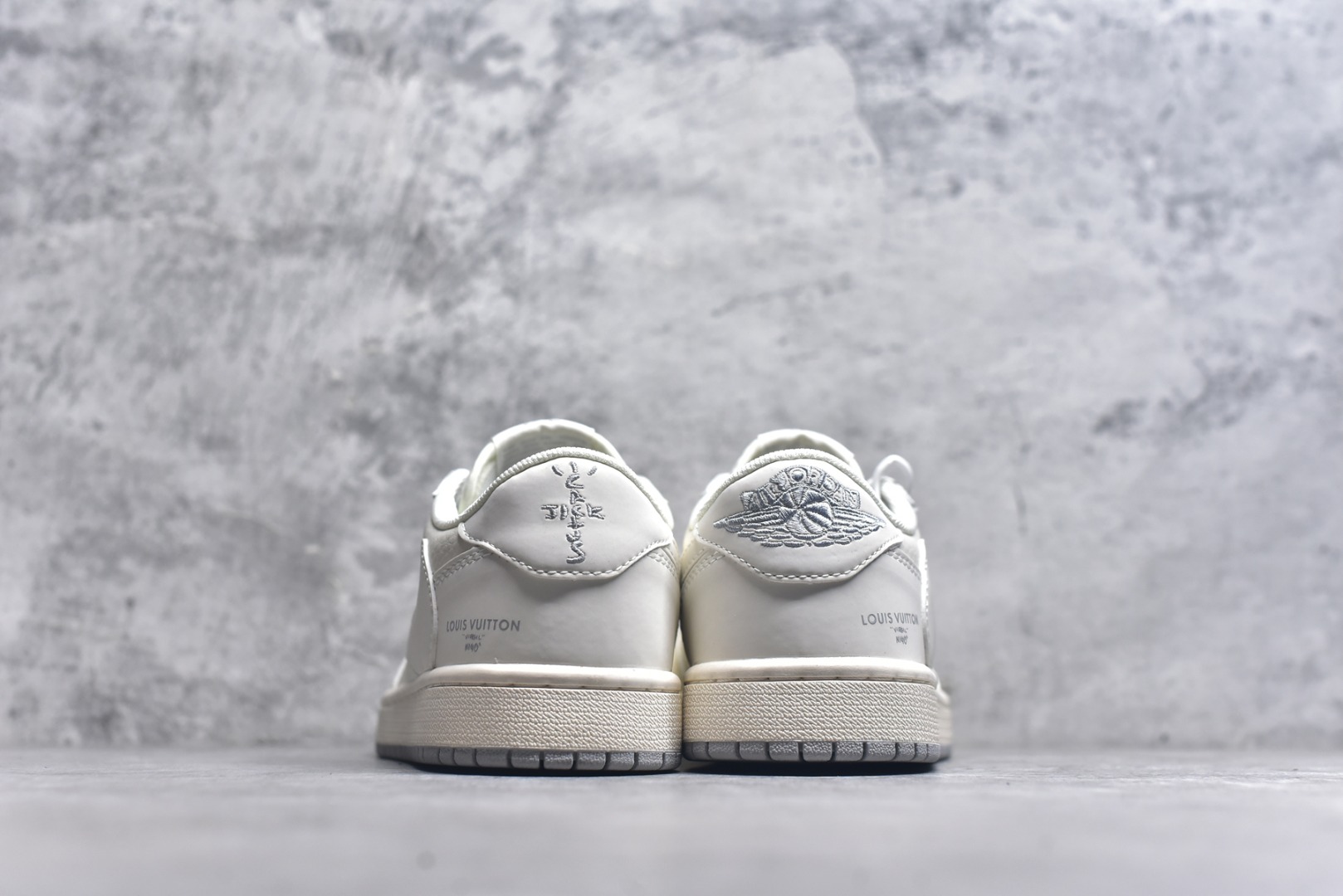 图片[5]-#Travis Scott x Fragment Design x Air Jordan 1 Low OG SP AJ1 乔1 LV联名-米灰底 低帮文化休闲板鞋 XZ1268-002 #多方联名合作融合了Travis Scott 独特的音乐风格，藤原浩个性的设计风格以及Jordan品牌的经典元素 使其成为一双具有独特身份和价值的鞋子 清新而立体的外观加上联名标识更突出了其独特身份 这种配色方案显示出活力和时尚感 在视觉上引人注目 鞋身的质感和细腻的细节处理使其显得高端而格调十足 这款“倒钩”联名是设计与创意完美结合 融合多方的个性风格是一款备受瞩目的潮流鞋款 低帮休闲板鞋 定制鞋盒 大厂纯原品质出货 超高清洁度 皮料切割干净无任何毛边 细节完美 尺码：36 36.5 37.5 38 38.5 39 40 40.5 41 42 42.5 43 44 44.5 45 9.E5-选品中心