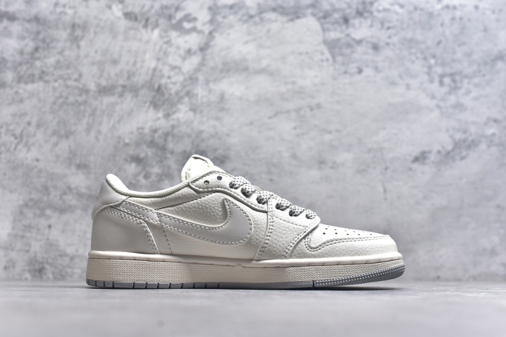 图片[3]-#Travis Scott x Fragment Design x Air Jordan 1 Low OG SP AJ1 乔1 LV联名-米灰底 低帮文化休闲板鞋 XZ1268-002 #多方联名合作融合了Travis Scott 独特的音乐风格，藤原浩个性的设计风格以及Jordan品牌的经典元素 使其成为一双具有独特身份和价值的鞋子 清新而立体的外观加上联名标识更突出了其独特身份 这种配色方案显示出活力和时尚感 在视觉上引人注目 鞋身的质感和细腻的细节处理使其显得高端而格调十足 这款“倒钩”联名是设计与创意完美结合 融合多方的个性风格是一款备受瞩目的潮流鞋款 低帮休闲板鞋 定制鞋盒 大厂纯原品质出货 超高清洁度 皮料切割干净无任何毛边 细节完美 尺码：36 36.5 37.5 38 38.5 39 40 40.5 41 42 42.5 43 44 44.5 45 9.E5-选品中心