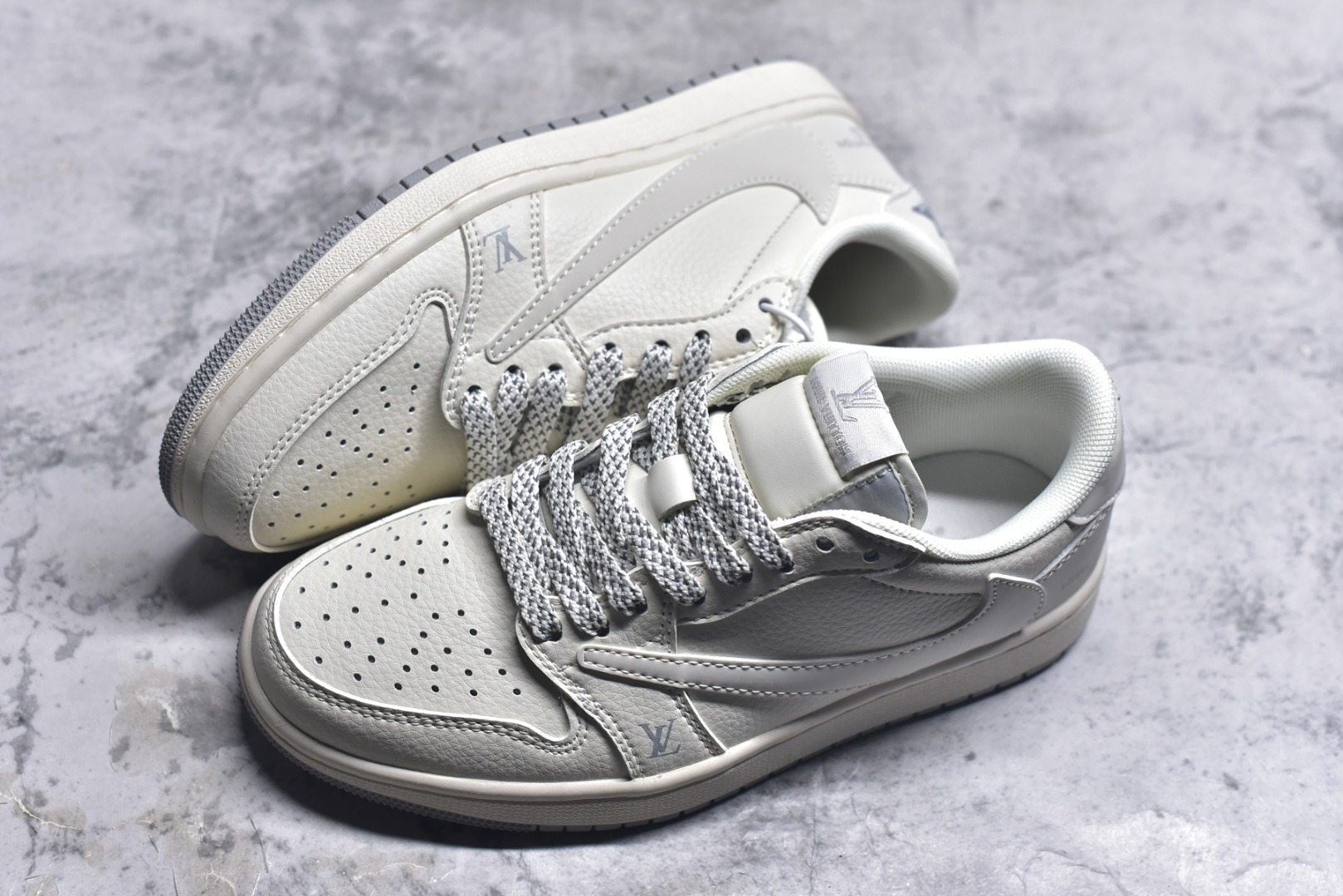 图片[7]-#Travis Scott x Fragment Design x Air Jordan 1 Low OG SP AJ1 乔1 LV联名-米灰底 低帮文化休闲板鞋 XZ1268-002 #多方联名合作融合了Travis Scott 独特的音乐风格，藤原浩个性的设计风格以及Jordan品牌的经典元素 使其成为一双具有独特身份和价值的鞋子 清新而立体的外观加上联名标识更突出了其独特身份 这种配色方案显示出活力和时尚感 在视觉上引人注目 鞋身的质感和细腻的细节处理使其显得高端而格调十足 这款“倒钩”联名是设计与创意完美结合 融合多方的个性风格是一款备受瞩目的潮流鞋款 低帮休闲板鞋 定制鞋盒 大厂纯原品质出货 超高清洁度 皮料切割干净无任何毛边 细节完美 尺码：36 36.5 37.5 38 38.5 39 40 40.5 41 42 42.5 43 44 44.5 45 9.E5-选品中心