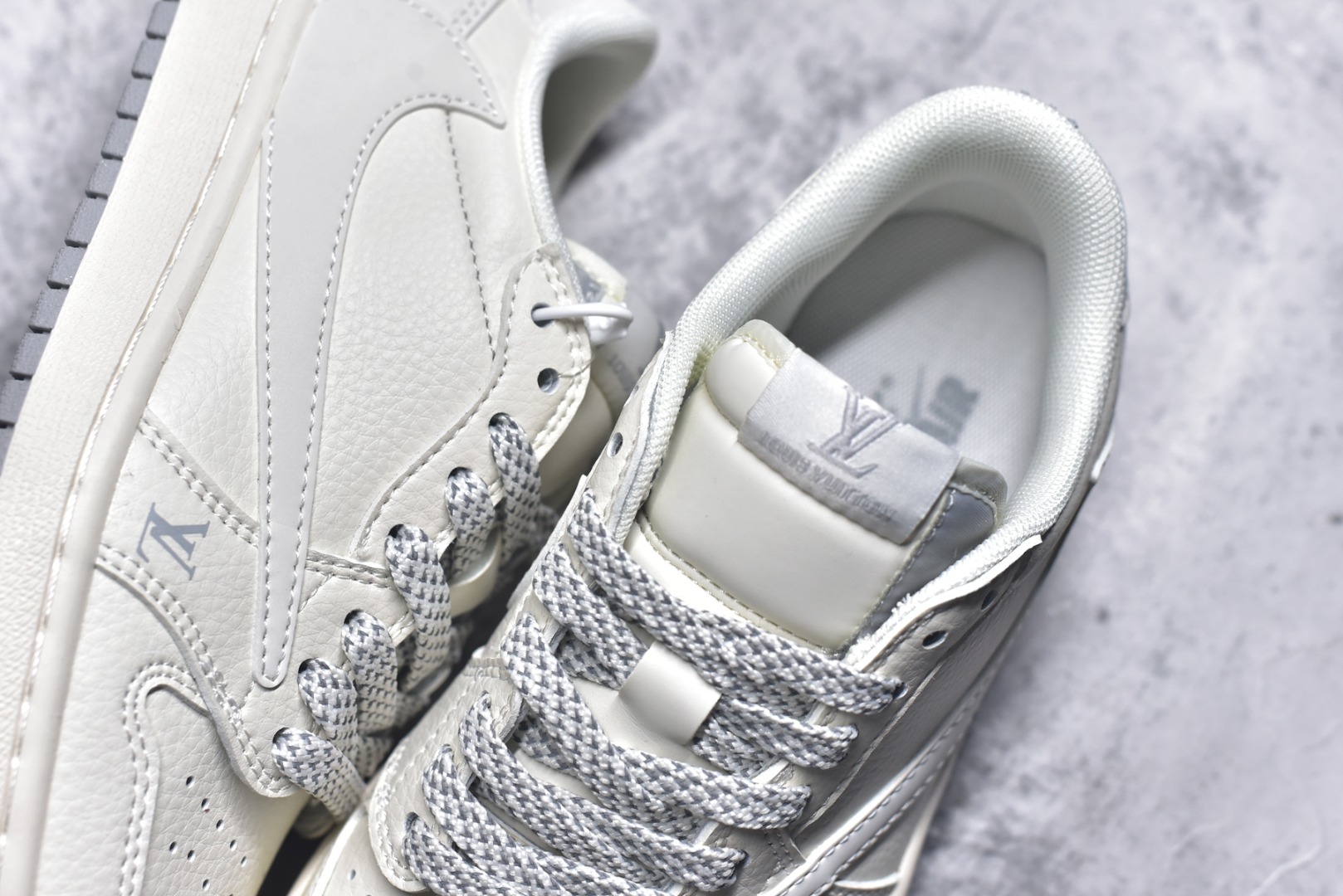 图片[9]-#Travis Scott x Fragment Design x Air Jordan 1 Low OG SP AJ1 乔1 LV联名-米灰底 低帮文化休闲板鞋 XZ1268-002 #多方联名合作融合了Travis Scott 独特的音乐风格，藤原浩个性的设计风格以及Jordan品牌的经典元素 使其成为一双具有独特身份和价值的鞋子 清新而立体的外观加上联名标识更突出了其独特身份 这种配色方案显示出活力和时尚感 在视觉上引人注目 鞋身的质感和细腻的细节处理使其显得高端而格调十足 这款“倒钩”联名是设计与创意完美结合 融合多方的个性风格是一款备受瞩目的潮流鞋款 低帮休闲板鞋 定制鞋盒 大厂纯原品质出货 超高清洁度 皮料切割干净无任何毛边 细节完美 尺码：36 36.5 37.5 38 38.5 39 40 40.5 41 42 42.5 43 44 44.5 45 9.E5-选品中心