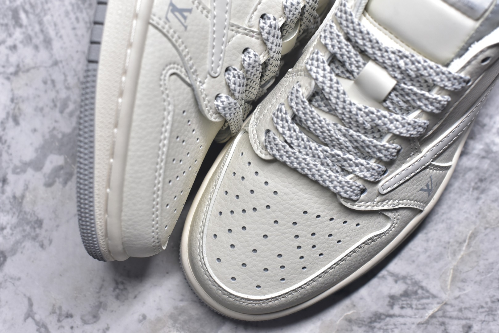 图片[8]-#Travis Scott x Fragment Design x Air Jordan 1 Low OG SP AJ1 乔1 LV联名-米灰底 低帮文化休闲板鞋 XZ1268-002 #多方联名合作融合了Travis Scott 独特的音乐风格，藤原浩个性的设计风格以及Jordan品牌的经典元素 使其成为一双具有独特身份和价值的鞋子 清新而立体的外观加上联名标识更突出了其独特身份 这种配色方案显示出活力和时尚感 在视觉上引人注目 鞋身的质感和细腻的细节处理使其显得高端而格调十足 这款“倒钩”联名是设计与创意完美结合 融合多方的个性风格是一款备受瞩目的潮流鞋款 低帮休闲板鞋 定制鞋盒 大厂纯原品质出货 超高清洁度 皮料切割干净无任何毛边 细节完美 尺码：36 36.5 37.5 38 38.5 39 40 40.5 41 42 42.5 43 44 44.5 45 9.E5-选品中心