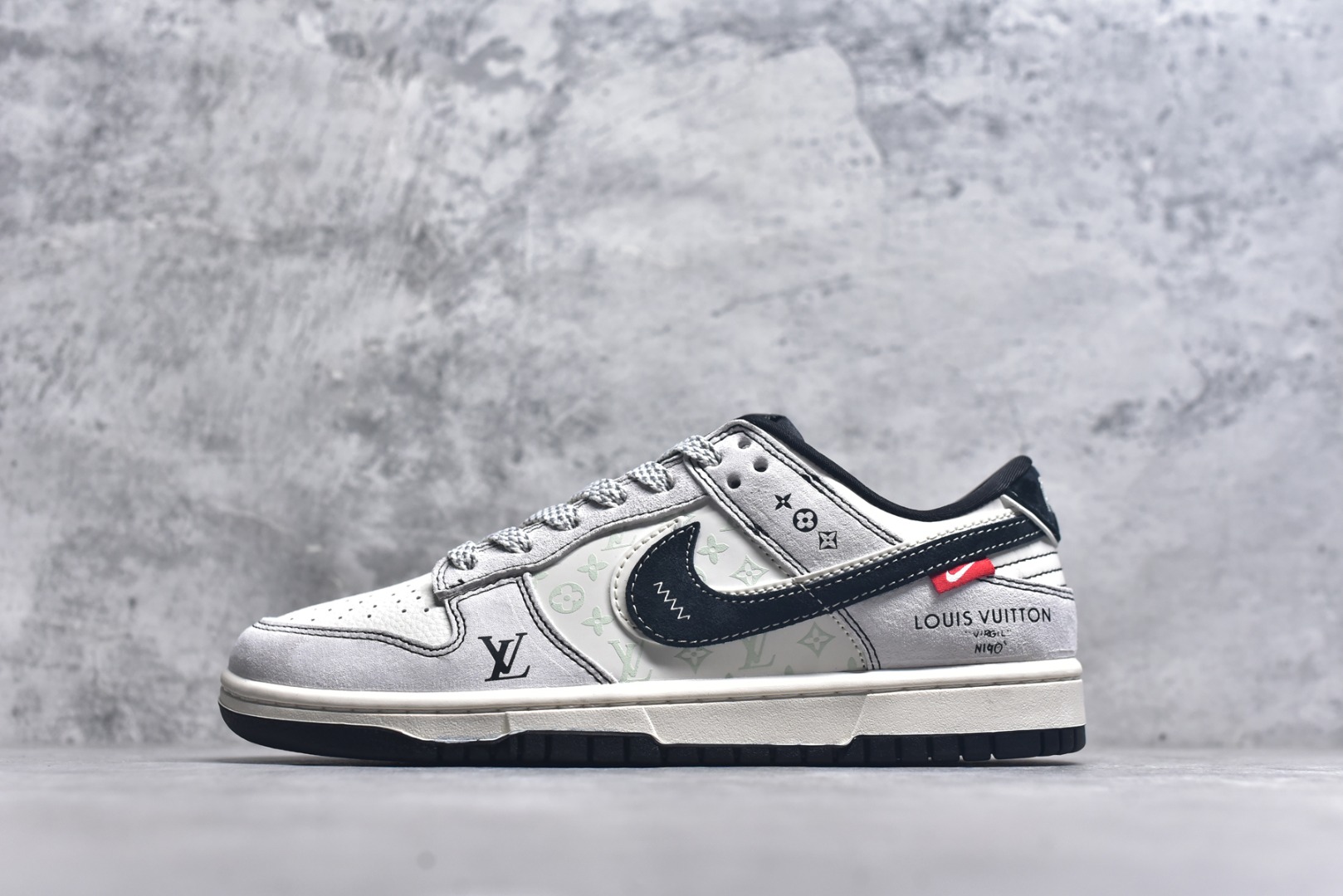 #海外爆款限量发售！Nike SB Dunk Low“LV联名——黑白双勾” 周年高端定制 低帮休闲板鞋 定制鞋盒 大厂纯原品质出货 超高清洁度 皮料切割干净无任何毛边 细节完美 货号：CX5050-Y21 尺码：36 36.5 37.5 38 38.5 39 40 40.5 41 42 42.5 43 44 44.5 45-选品中心