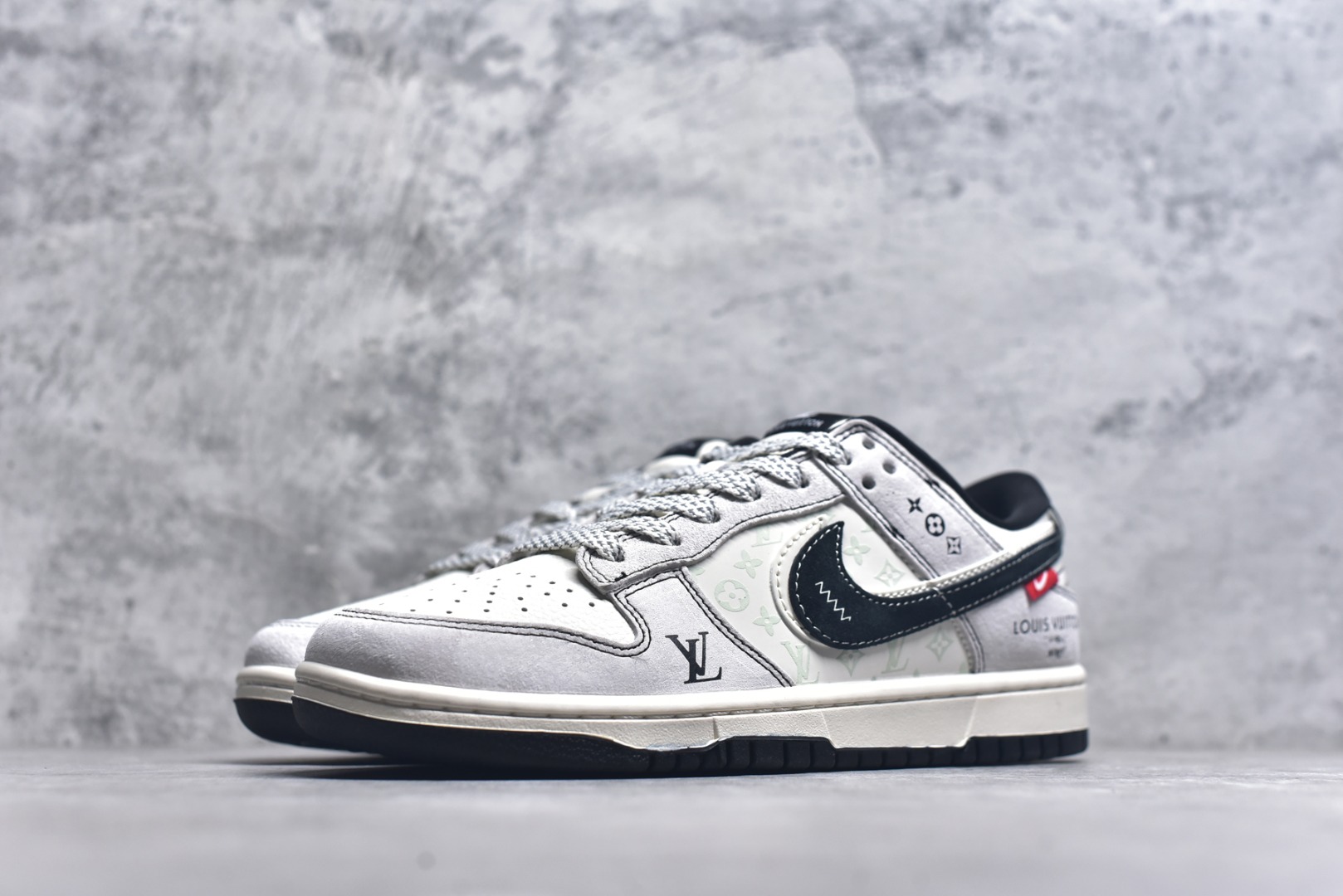 图片[2]-#海外爆款限量发售！Nike SB Dunk Low“LV联名——黑白双勾” 周年高端定制 低帮休闲板鞋 定制鞋盒 大厂纯原品质出货 超高清洁度 皮料切割干净无任何毛边 细节完美 货号：CX5050-Y21 尺码：36 36.5 37.5 38 38.5 39 40 40.5 41 42 42.5 43 44 44.5 45-选品中心