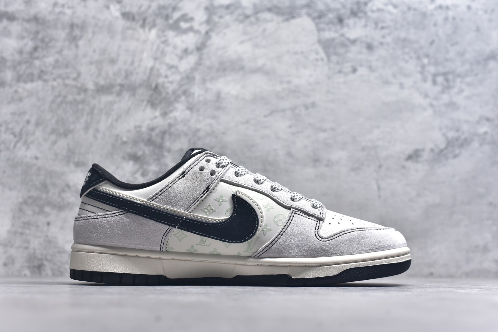 图片[3]-#海外爆款限量发售！Nike SB Dunk Low“LV联名——黑白双勾” 周年高端定制 低帮休闲板鞋 定制鞋盒 大厂纯原品质出货 超高清洁度 皮料切割干净无任何毛边 细节完美 货号：CX5050-Y21 尺码：36 36.5 37.5 38 38.5 39 40 40.5 41 42 42.5 43 44 44.5 45-选品中心