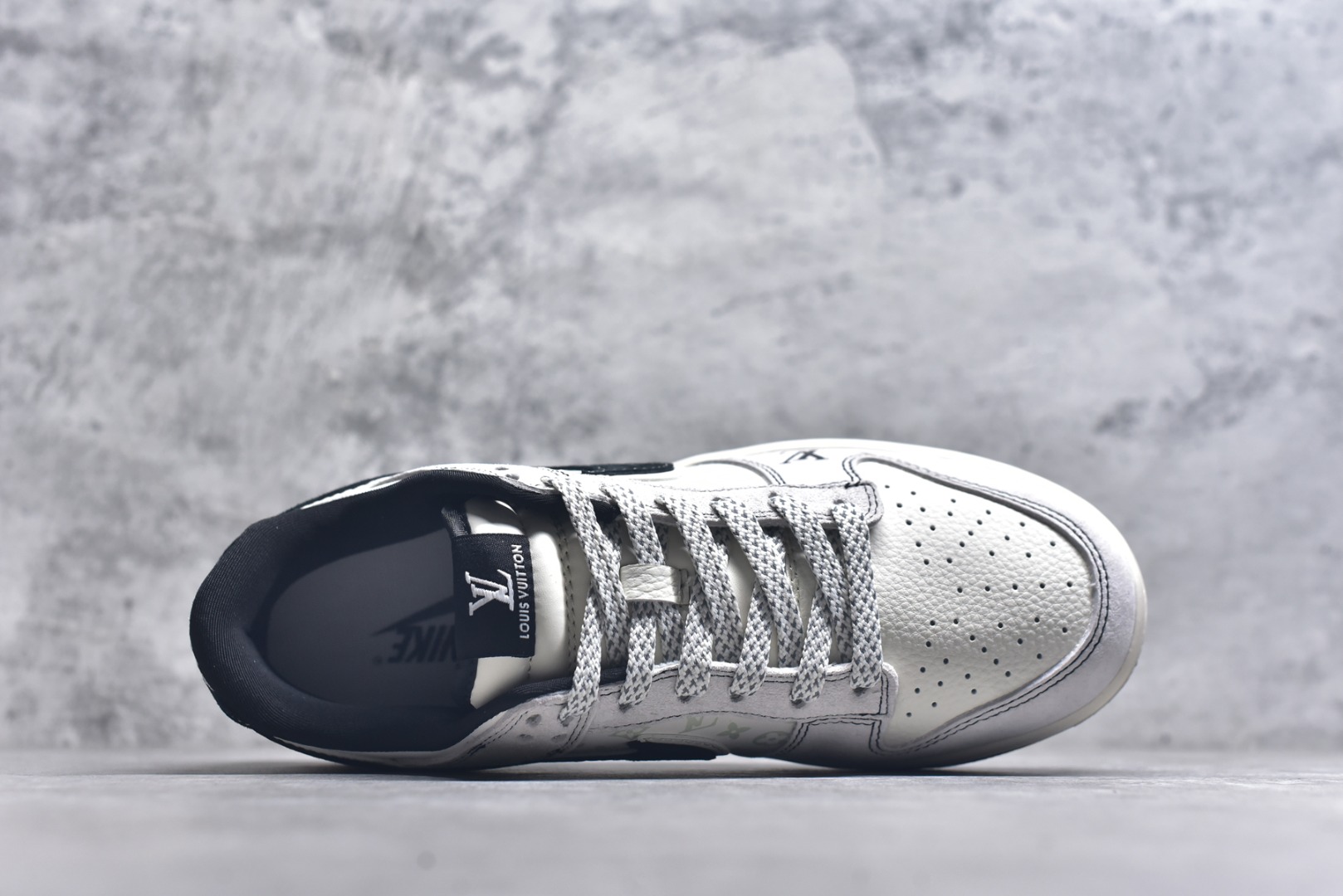 图片[4]-#海外爆款限量发售！Nike SB Dunk Low“LV联名——黑白双勾” 周年高端定制 低帮休闲板鞋 定制鞋盒 大厂纯原品质出货 超高清洁度 皮料切割干净无任何毛边 细节完美 货号：CX5050-Y21 尺码：36 36.5 37.5 38 38.5 39 40 40.5 41 42 42.5 43 44 44.5 45-选品中心