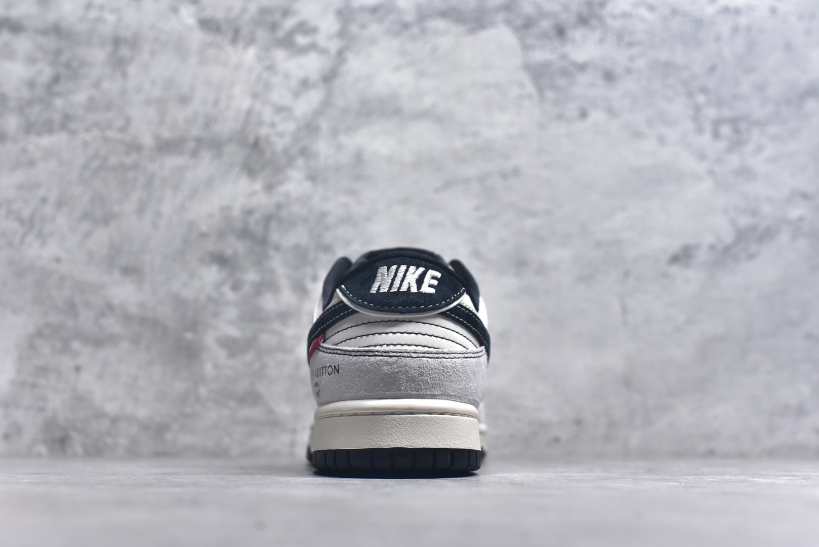 图片[5]-#海外爆款限量发售！Nike SB Dunk Low“LV联名——黑白双勾” 周年高端定制 低帮休闲板鞋 定制鞋盒 大厂纯原品质出货 超高清洁度 皮料切割干净无任何毛边 细节完美 货号：CX5050-Y21 尺码：36 36.5 37.5 38 38.5 39 40 40.5 41 42 42.5 43 44 44.5 45-选品中心