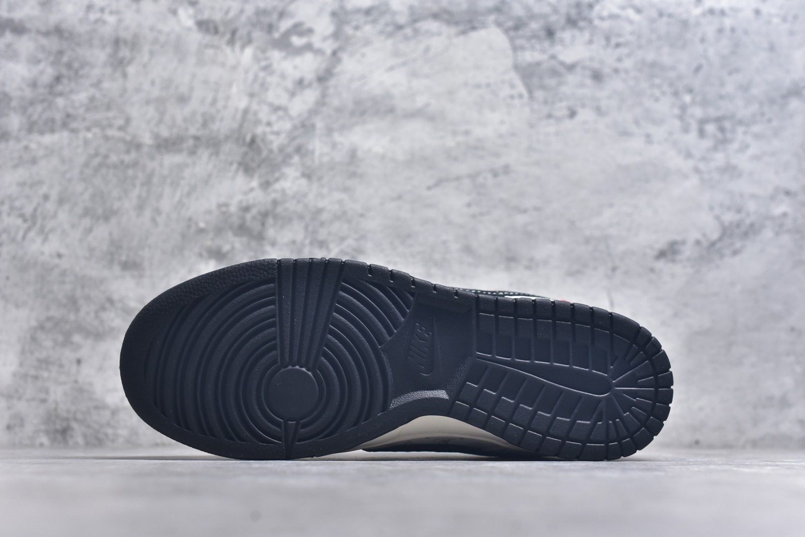 图片[6]-#海外爆款限量发售！Nike SB Dunk Low“LV联名——黑白双勾” 周年高端定制 低帮休闲板鞋 定制鞋盒 大厂纯原品质出货 超高清洁度 皮料切割干净无任何毛边 细节完美 货号：CX5050-Y21 尺码：36 36.5 37.5 38 38.5 39 40 40.5 41 42 42.5 43 44 44.5 45-选品中心