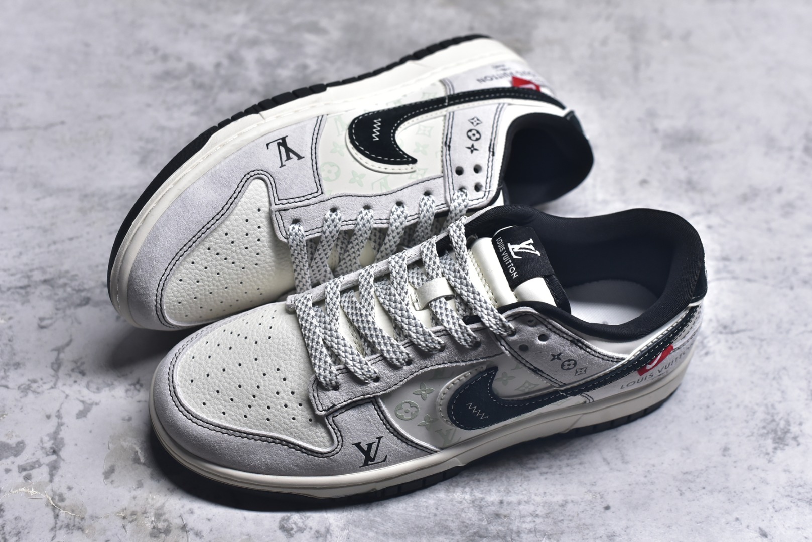 图片[7]-#海外爆款限量发售！Nike SB Dunk Low“LV联名——黑白双勾” 周年高端定制 低帮休闲板鞋 定制鞋盒 大厂纯原品质出货 超高清洁度 皮料切割干净无任何毛边 细节完美 货号：CX5050-Y21 尺码：36 36.5 37.5 38 38.5 39 40 40.5 41 42 42.5 43 44 44.5 45-选品中心