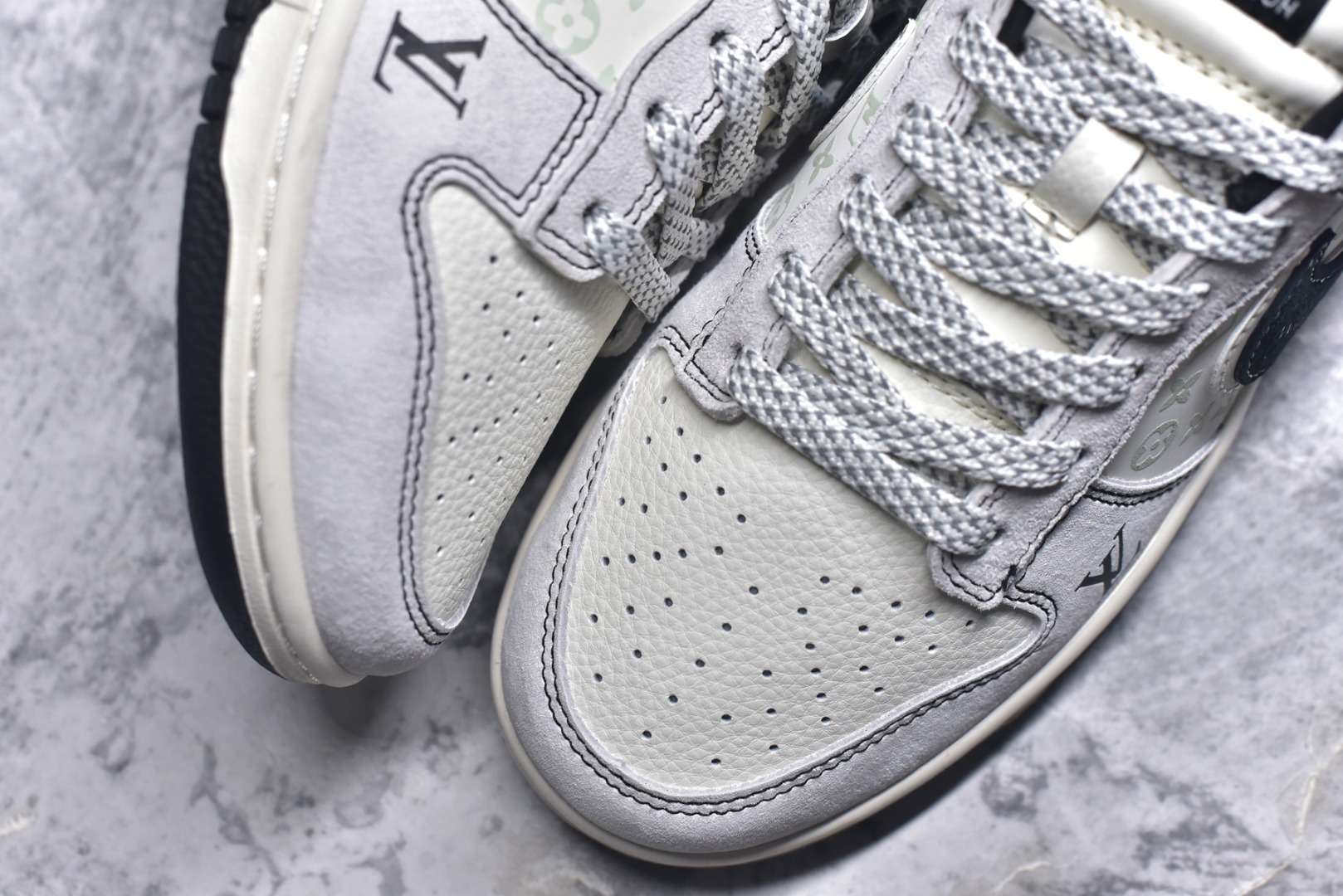 图片[8]-#海外爆款限量发售！Nike SB Dunk Low“LV联名——黑白双勾” 周年高端定制 低帮休闲板鞋 定制鞋盒 大厂纯原品质出货 超高清洁度 皮料切割干净无任何毛边 细节完美 货号：CX5050-Y21 尺码：36 36.5 37.5 38 38.5 39 40 40.5 41 42 42.5 43 44 44.5 45-选品中心