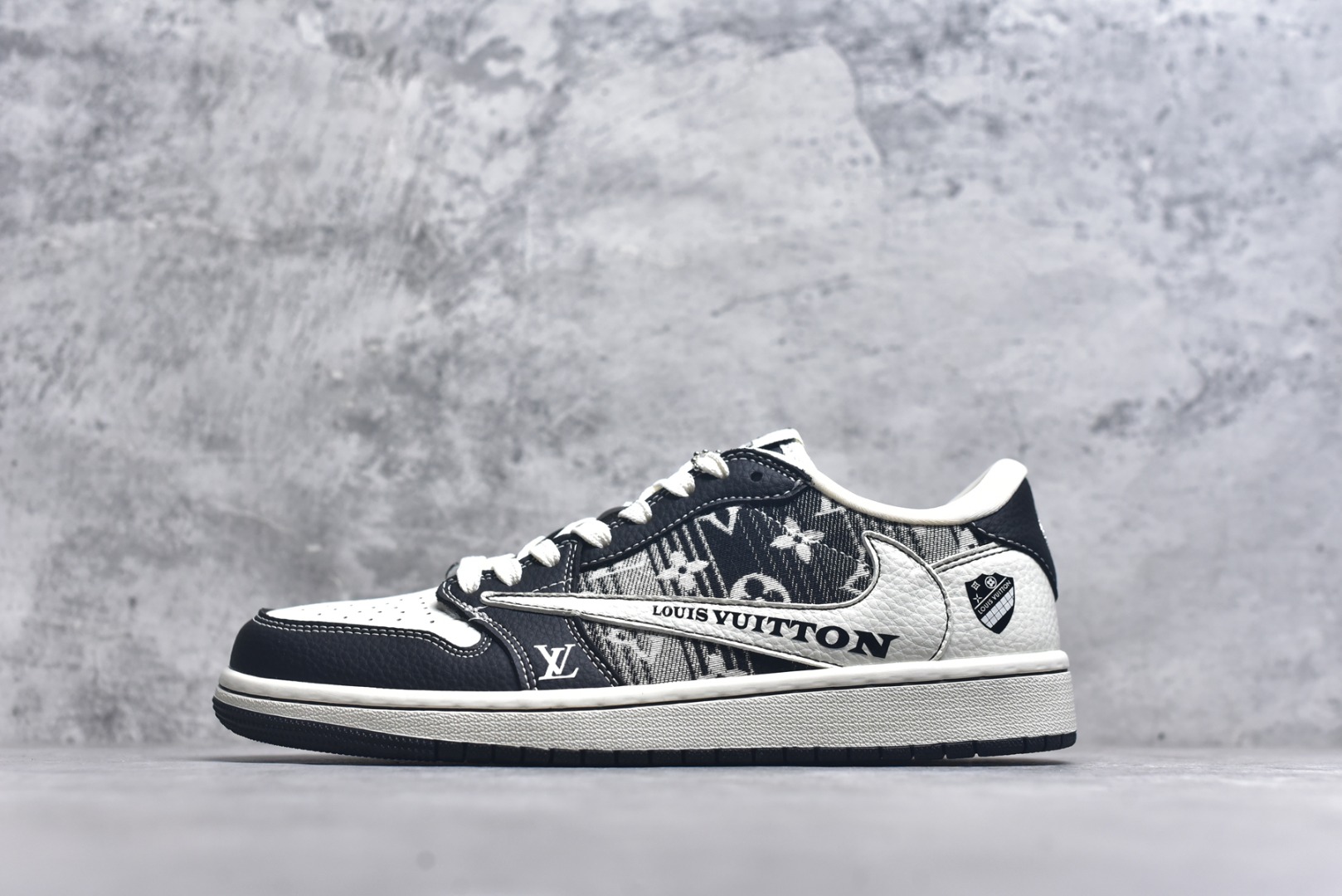 #Travis Scott x Fragment Design x Air Jordan 1 Low OG SP AJ1 乔1 LV联名 黑白牛仔 低帮文化休闲板鞋 SC0601-052 #多方联名合作融合了Travis Scott 独特的音乐风格，藤原浩个性的设计风格以及Jordan品牌的经典元素 使其成为一双具有独特身份和价值的鞋子 清新而立体的外观加上联名标识更突出了其独特身份 这种配色方案显示出活力和时尚感 在视觉上引人注目 鞋身的质感和细腻的细节处理使其显得高端而格调十足 这款“倒钩”联名是设计与创意完美结合 融合多方的个性风格是一款备受瞩目的潮流鞋款 尺码：36 36.5 37.5 38 38.5 39 40 40.5 41 42 42.5 43 44 44.5 45 9.E5-选品中心