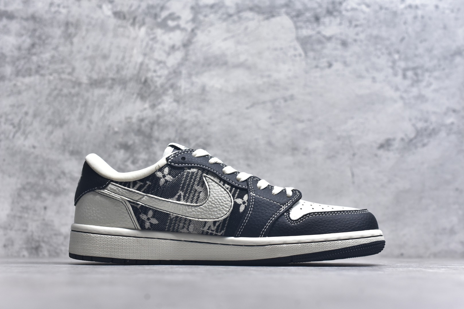 图片[3]-#Travis Scott x Fragment Design x Air Jordan 1 Low OG SP AJ1 乔1 LV联名 黑白牛仔 低帮文化休闲板鞋 SC0601-052 #多方联名合作融合了Travis Scott 独特的音乐风格，藤原浩个性的设计风格以及Jordan品牌的经典元素 使其成为一双具有独特身份和价值的鞋子 清新而立体的外观加上联名标识更突出了其独特身份 这种配色方案显示出活力和时尚感 在视觉上引人注目 鞋身的质感和细腻的细节处理使其显得高端而格调十足 这款“倒钩”联名是设计与创意完美结合 融合多方的个性风格是一款备受瞩目的潮流鞋款 尺码：36 36.5 37.5 38 38.5 39 40 40.5 41 42 42.5 43 44 44.5 45 9.E5-选品中心