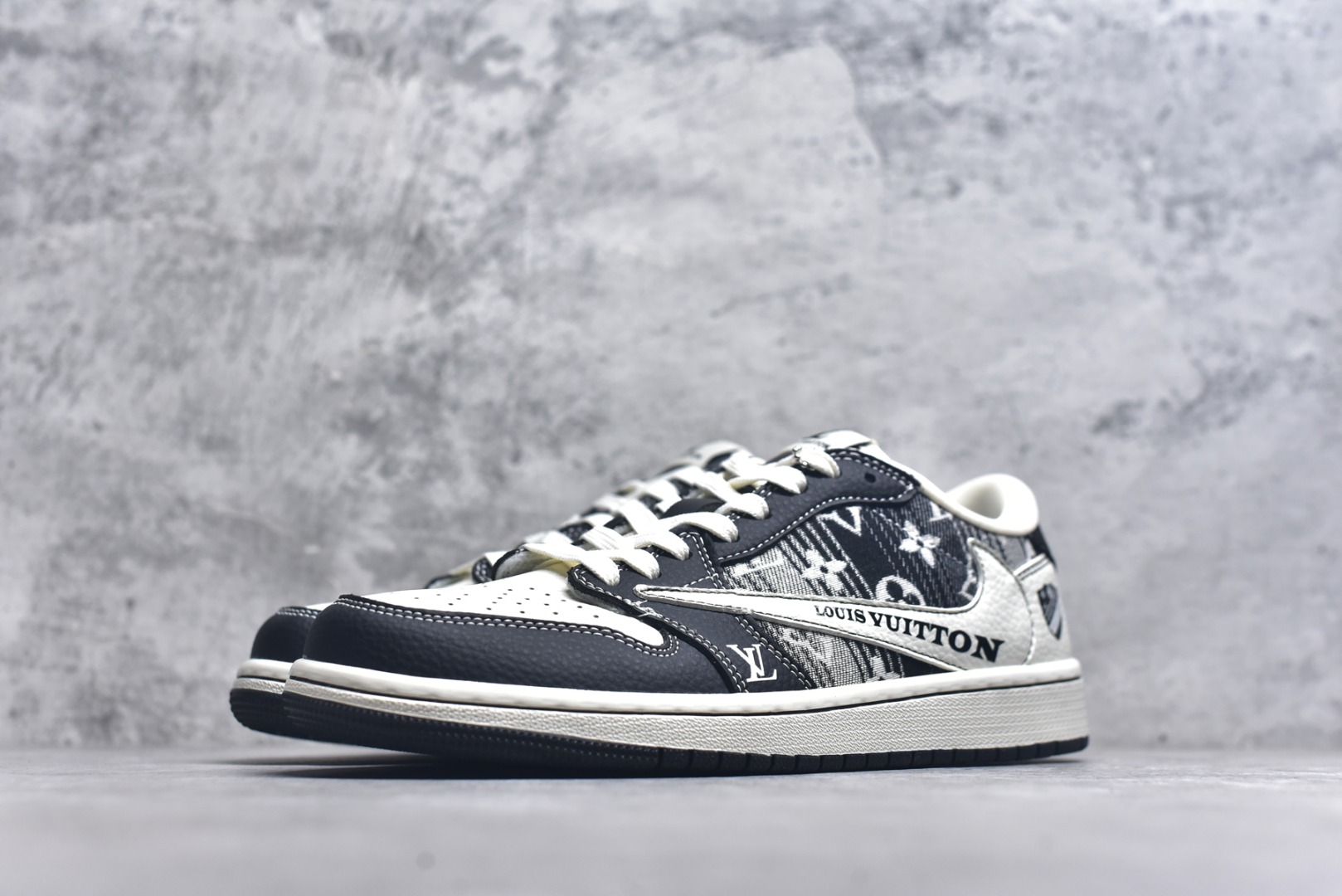 图片[2]-#Travis Scott x Fragment Design x Air Jordan 1 Low OG SP AJ1 乔1 LV联名 黑白牛仔 低帮文化休闲板鞋 SC0601-052 #多方联名合作融合了Travis Scott 独特的音乐风格，藤原浩个性的设计风格以及Jordan品牌的经典元素 使其成为一双具有独特身份和价值的鞋子 清新而立体的外观加上联名标识更突出了其独特身份 这种配色方案显示出活力和时尚感 在视觉上引人注目 鞋身的质感和细腻的细节处理使其显得高端而格调十足 这款“倒钩”联名是设计与创意完美结合 融合多方的个性风格是一款备受瞩目的潮流鞋款 尺码：36 36.5 37.5 38 38.5 39 40 40.5 41 42 42.5 43 44 44.5 45 9.E5-选品中心