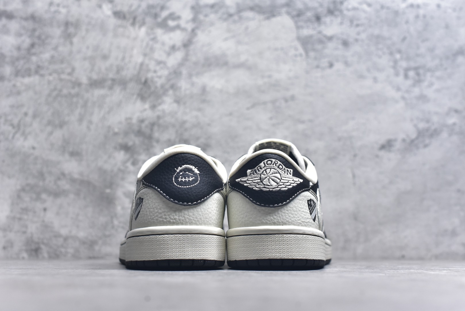 图片[5]-#Travis Scott x Fragment Design x Air Jordan 1 Low OG SP AJ1 乔1 LV联名 黑白牛仔 低帮文化休闲板鞋 SC0601-052 #多方联名合作融合了Travis Scott 独特的音乐风格，藤原浩个性的设计风格以及Jordan品牌的经典元素 使其成为一双具有独特身份和价值的鞋子 清新而立体的外观加上联名标识更突出了其独特身份 这种配色方案显示出活力和时尚感 在视觉上引人注目 鞋身的质感和细腻的细节处理使其显得高端而格调十足 这款“倒钩”联名是设计与创意完美结合 融合多方的个性风格是一款备受瞩目的潮流鞋款 尺码：36 36.5 37.5 38 38.5 39 40 40.5 41 42 42.5 43 44 44.5 45 9.E5-选品中心