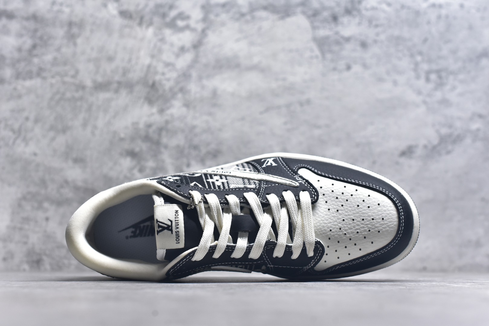 图片[4]-#Travis Scott x Fragment Design x Air Jordan 1 Low OG SP AJ1 乔1 LV联名 黑白牛仔 低帮文化休闲板鞋 SC0601-052 #多方联名合作融合了Travis Scott 独特的音乐风格，藤原浩个性的设计风格以及Jordan品牌的经典元素 使其成为一双具有独特身份和价值的鞋子 清新而立体的外观加上联名标识更突出了其独特身份 这种配色方案显示出活力和时尚感 在视觉上引人注目 鞋身的质感和细腻的细节处理使其显得高端而格调十足 这款“倒钩”联名是设计与创意完美结合 融合多方的个性风格是一款备受瞩目的潮流鞋款 尺码：36 36.5 37.5 38 38.5 39 40 40.5 41 42 42.5 43 44 44.5 45 9.E5-选品中心