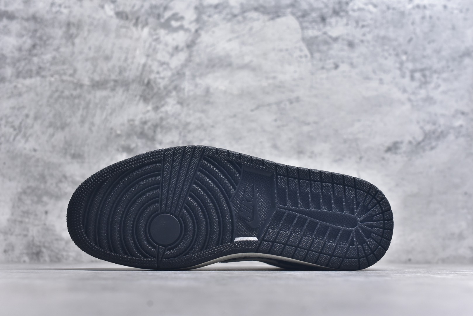 图片[6]-#Travis Scott x Fragment Design x Air Jordan 1 Low OG SP AJ1 乔1 LV联名 黑白牛仔 低帮文化休闲板鞋 SC0601-052 #多方联名合作融合了Travis Scott 独特的音乐风格，藤原浩个性的设计风格以及Jordan品牌的经典元素 使其成为一双具有独特身份和价值的鞋子 清新而立体的外观加上联名标识更突出了其独特身份 这种配色方案显示出活力和时尚感 在视觉上引人注目 鞋身的质感和细腻的细节处理使其显得高端而格调十足 这款“倒钩”联名是设计与创意完美结合 融合多方的个性风格是一款备受瞩目的潮流鞋款 尺码：36 36.5 37.5 38 38.5 39 40 40.5 41 42 42.5 43 44 44.5 45 9.E5-选品中心