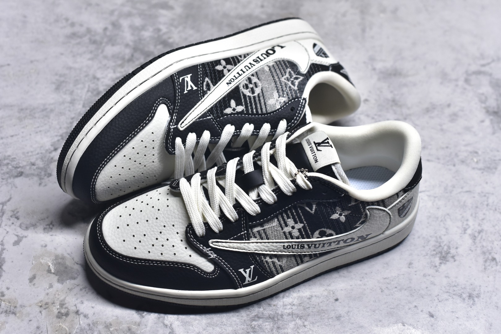 图片[7]-#Travis Scott x Fragment Design x Air Jordan 1 Low OG SP AJ1 乔1 LV联名 黑白牛仔 低帮文化休闲板鞋 SC0601-052 #多方联名合作融合了Travis Scott 独特的音乐风格，藤原浩个性的设计风格以及Jordan品牌的经典元素 使其成为一双具有独特身份和价值的鞋子 清新而立体的外观加上联名标识更突出了其独特身份 这种配色方案显示出活力和时尚感 在视觉上引人注目 鞋身的质感和细腻的细节处理使其显得高端而格调十足 这款“倒钩”联名是设计与创意完美结合 融合多方的个性风格是一款备受瞩目的潮流鞋款 尺码：36 36.5 37.5 38 38.5 39 40 40.5 41 42 42.5 43 44 44.5 45 9.E5-选品中心