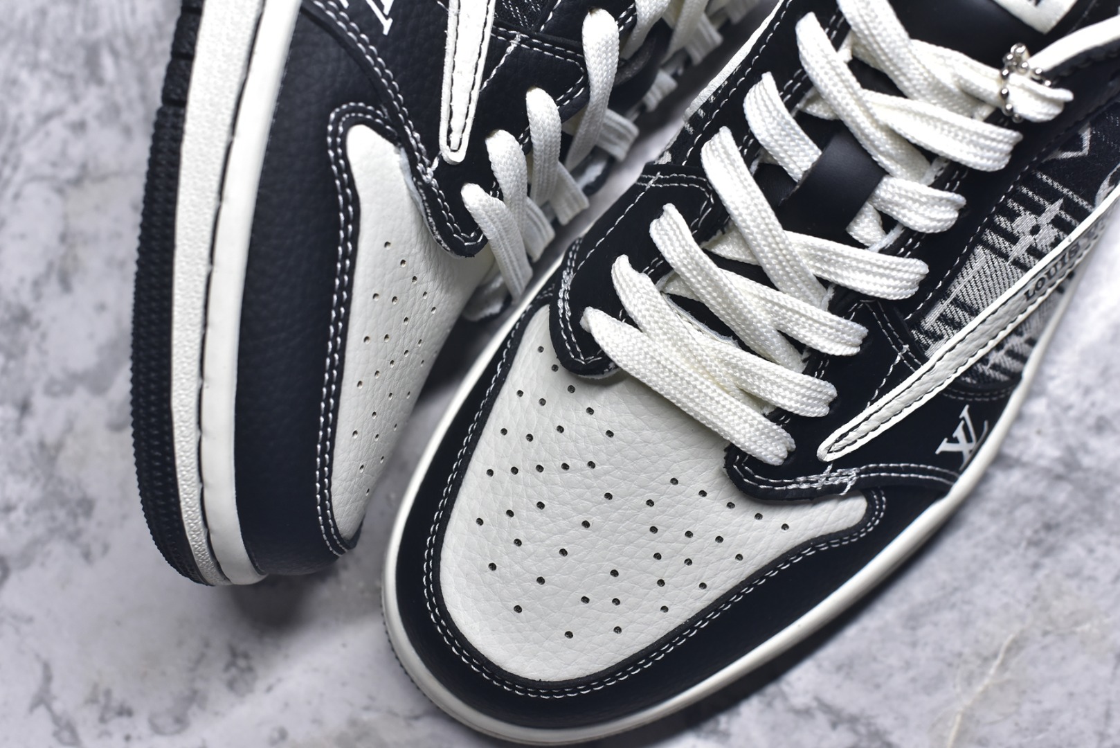 图片[8]-#Travis Scott x Fragment Design x Air Jordan 1 Low OG SP AJ1 乔1 LV联名 黑白牛仔 低帮文化休闲板鞋 SC0601-052 #多方联名合作融合了Travis Scott 独特的音乐风格，藤原浩个性的设计风格以及Jordan品牌的经典元素 使其成为一双具有独特身份和价值的鞋子 清新而立体的外观加上联名标识更突出了其独特身份 这种配色方案显示出活力和时尚感 在视觉上引人注目 鞋身的质感和细腻的细节处理使其显得高端而格调十足 这款“倒钩”联名是设计与创意完美结合 融合多方的个性风格是一款备受瞩目的潮流鞋款 尺码：36 36.5 37.5 38 38.5 39 40 40.5 41 42 42.5 43 44 44.5 45 9.E5-选品中心