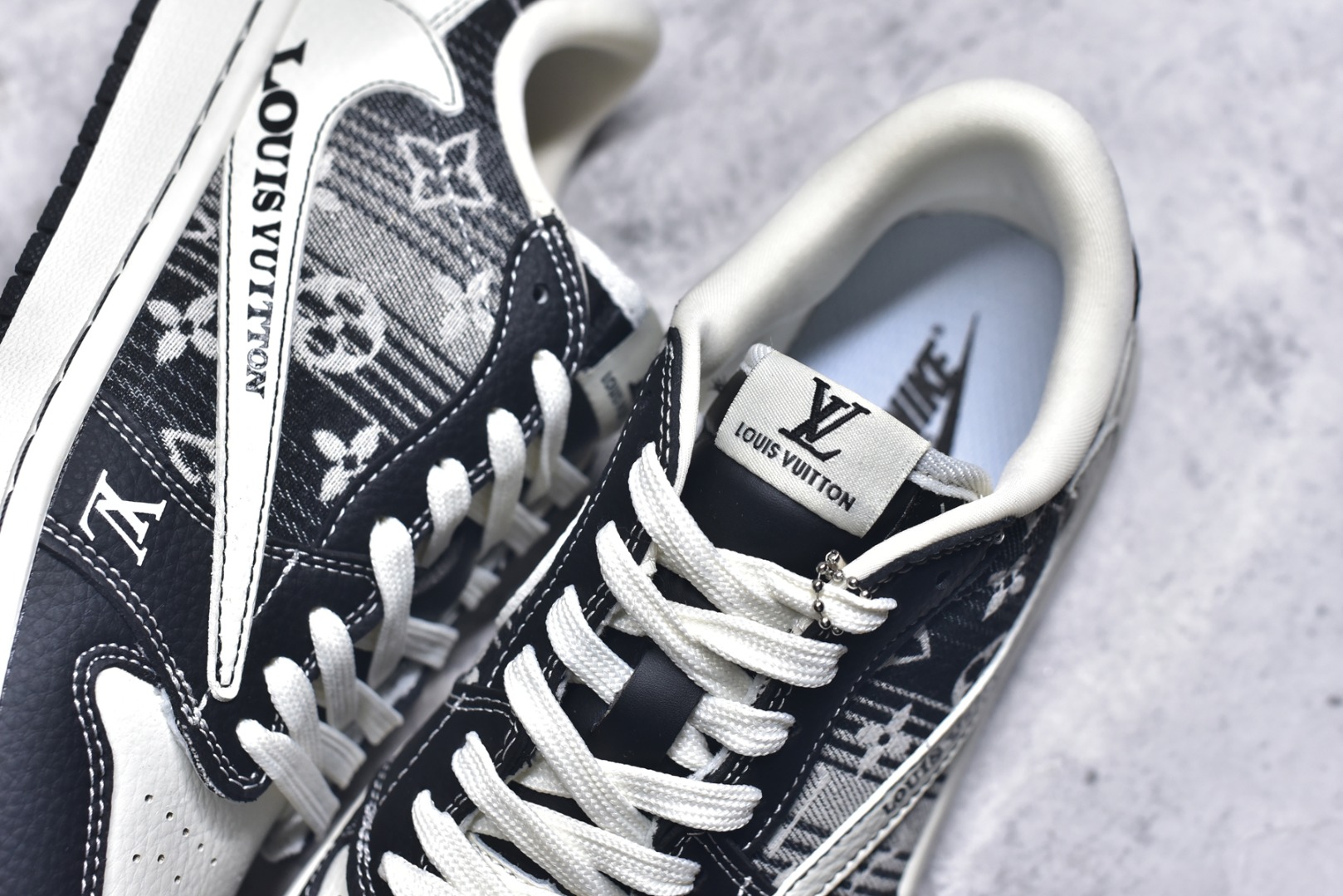 图片[9]-#Travis Scott x Fragment Design x Air Jordan 1 Low OG SP AJ1 乔1 LV联名 黑白牛仔 低帮文化休闲板鞋 SC0601-052 #多方联名合作融合了Travis Scott 独特的音乐风格，藤原浩个性的设计风格以及Jordan品牌的经典元素 使其成为一双具有独特身份和价值的鞋子 清新而立体的外观加上联名标识更突出了其独特身份 这种配色方案显示出活力和时尚感 在视觉上引人注目 鞋身的质感和细腻的细节处理使其显得高端而格调十足 这款“倒钩”联名是设计与创意完美结合 融合多方的个性风格是一款备受瞩目的潮流鞋款 尺码：36 36.5 37.5 38 38.5 39 40 40.5 41 42 42.5 43 44 44.5 45 9.E5-选品中心