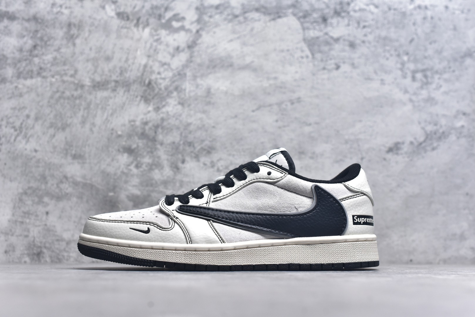 #Travis Scott x Fragment Design x Air Jordan 1 Low OG SP AJ1 乔1 Supreme联名 米白黑线 低帮文化休闲板鞋 XZ2268-080 #多方联名合作融合了Travis Scott 独特的音乐风格，藤原浩个性的设计风格以及Jordan品牌的经典元素 使其成为一双具有独特身份和价值的鞋子 清新而立体的外观加上联名标识更突出了其独特身份 这种配色方案显示出活力和时尚感 在视觉上引人注目 鞋身的质感和细腻的细节处理使其显得高端而格调十足 这款“倒钩”联名是设计与创意完美结合 融合多方的个性风格是一款备受瞩目的潮流鞋款 尺码：36 36.5 37.5 38 38.5 39 40 40.5 41 42 42.5 43 44 44.5 45 9.E5-选品中心
