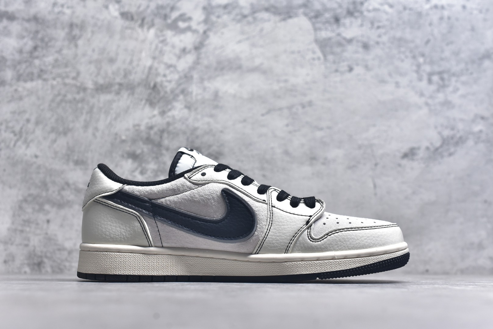 图片[3]-#Travis Scott x Fragment Design x Air Jordan 1 Low OG SP AJ1 乔1 Supreme联名 米白黑线 低帮文化休闲板鞋 XZ2268-080 #多方联名合作融合了Travis Scott 独特的音乐风格，藤原浩个性的设计风格以及Jordan品牌的经典元素 使其成为一双具有独特身份和价值的鞋子 清新而立体的外观加上联名标识更突出了其独特身份 这种配色方案显示出活力和时尚感 在视觉上引人注目 鞋身的质感和细腻的细节处理使其显得高端而格调十足 这款“倒钩”联名是设计与创意完美结合 融合多方的个性风格是一款备受瞩目的潮流鞋款 尺码：36 36.5 37.5 38 38.5 39 40 40.5 41 42 42.5 43 44 44.5 45 9.E5-选品中心